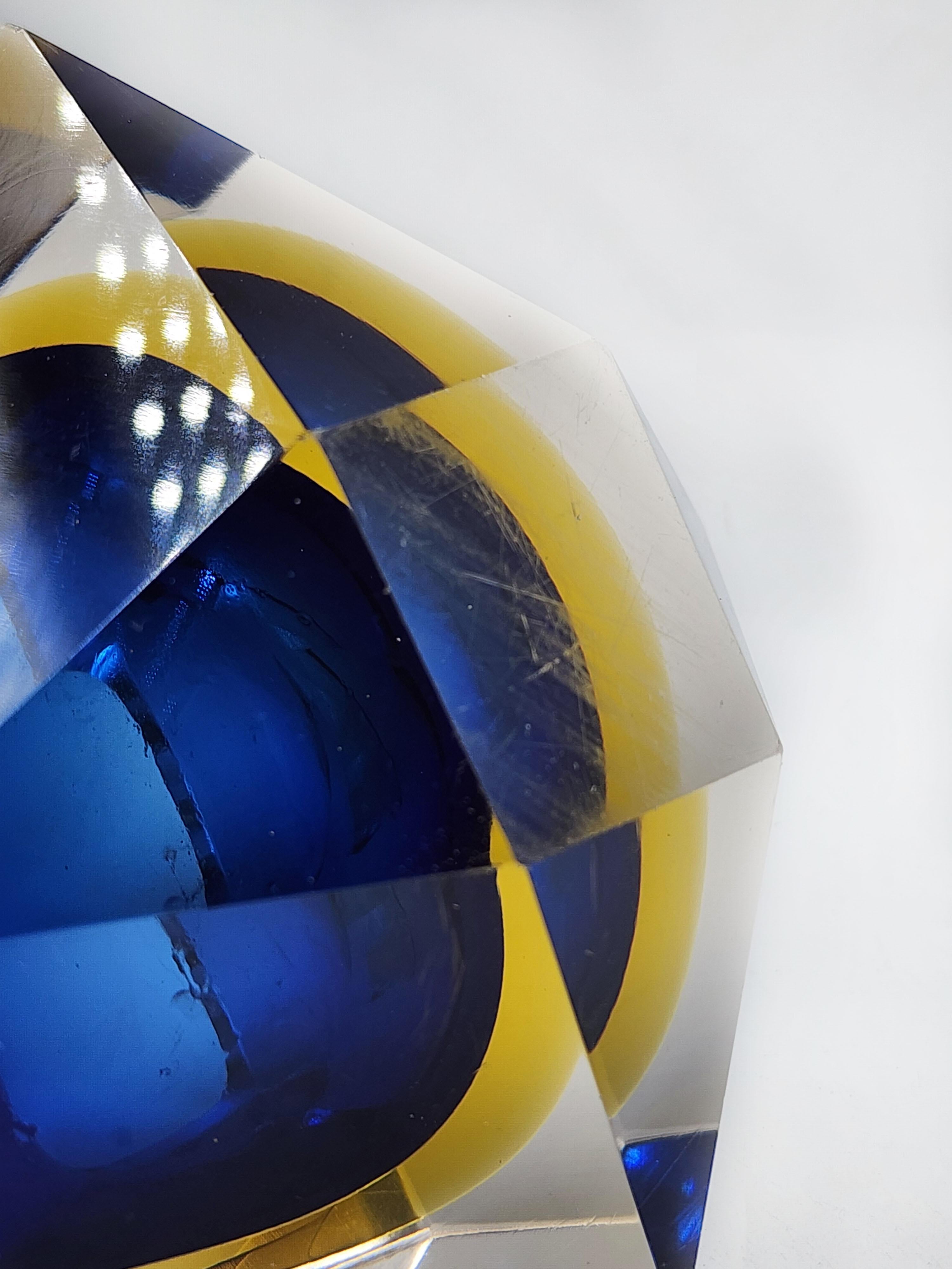 Cenicero de Murano Sommerso de Alessandro Mandruzzato, años 60

Este cenicero de Murano Sommerso, diseñado por Alessandro Mandruzzato en la década de 1960, es una pieza representativa del estilo del vidrio italiano de mediados de siglo. El cenicero