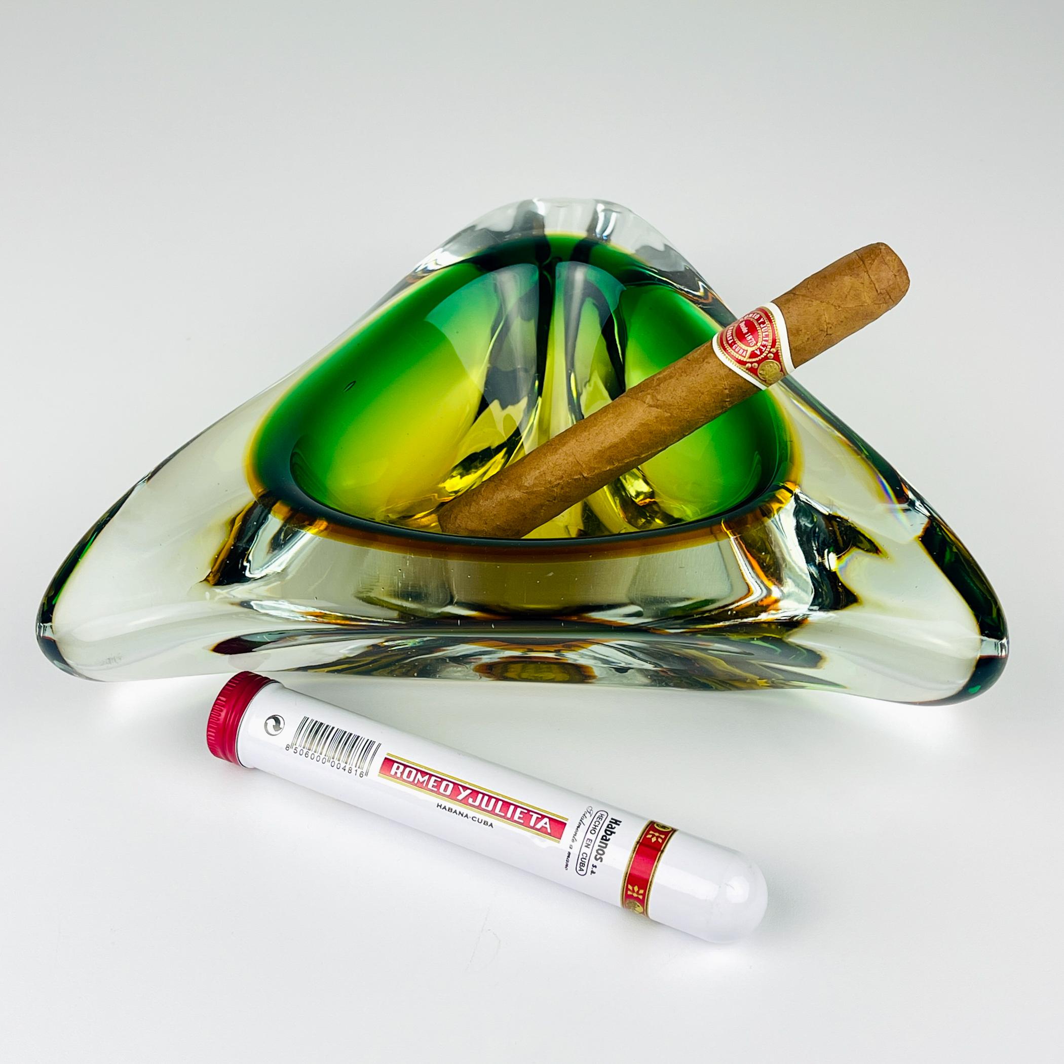 Erstaunlich vintage sommerso Murano Glas Aschenbecher.
Das in den 1950er/60er Jahren von Arte Nuova hergestellte Stück ist nicht gekennzeichnet, kann aber online mit einem Label gefunden werden, auf dem steht: 