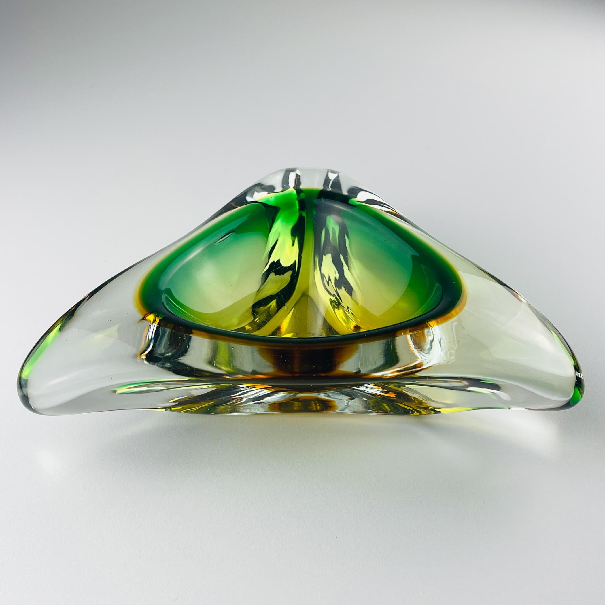 Sommerso Murano-Glas-Aschenbecher von Arte Nuova, Italien, 1960er Jahre (20. Jahrhundert) im Angebot
