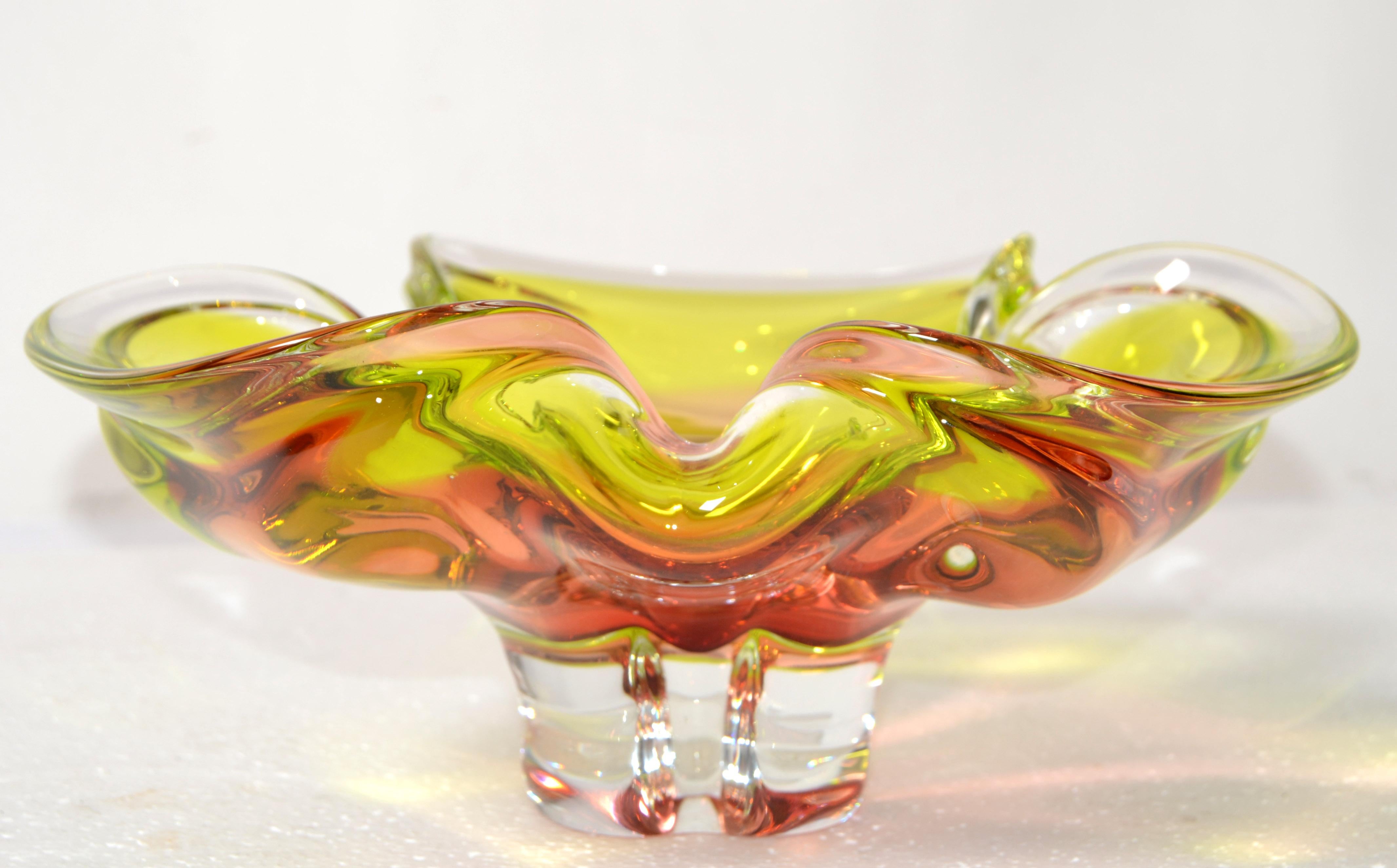 Sommerso Glass Murano Seguso Style Clover shape Bowl, Catchall or Vide Poche encased with 3 different colors, Rose, Light Green and transparent.
Mid-Century Modern Art Glass from Murano, Italy in the late 1970. No Markings.
Looks stunning in any