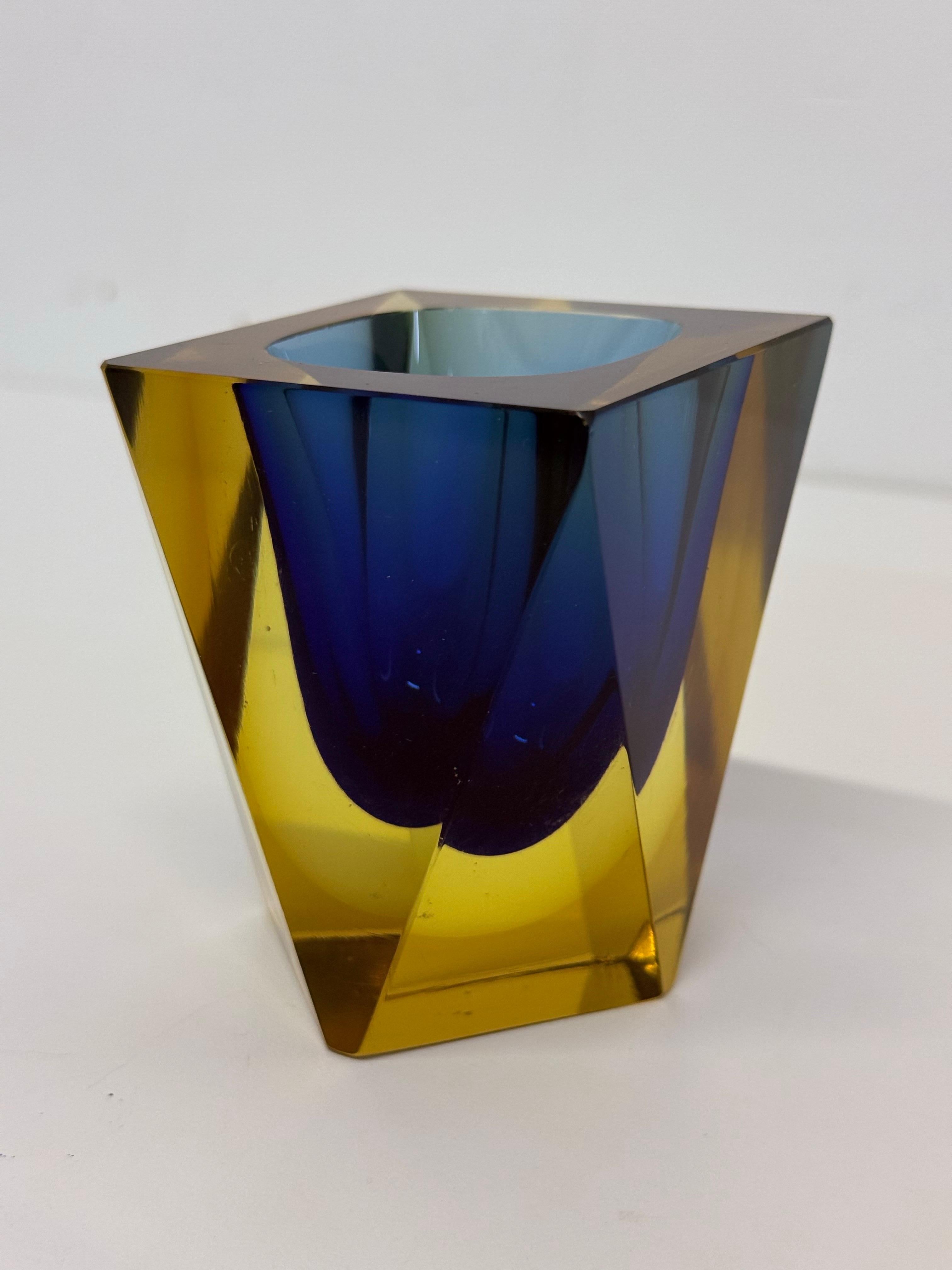 Vaso piccolo sfaccettato in vetro di Murano Sommerso, anni '70 in vendita 4