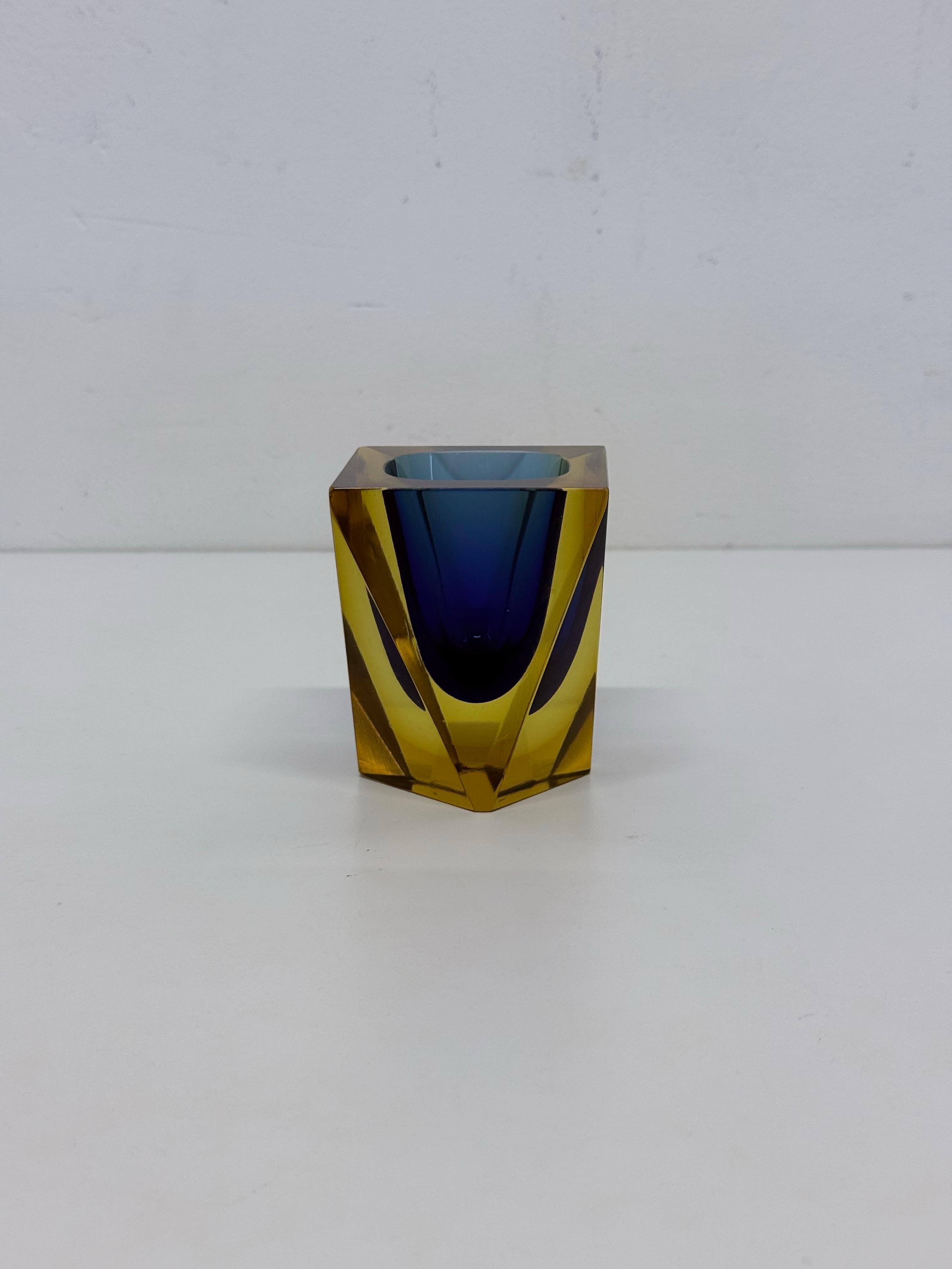 Vaso in vetro sommerso blu e giallo degli anni '70 circa.  Senza segno.