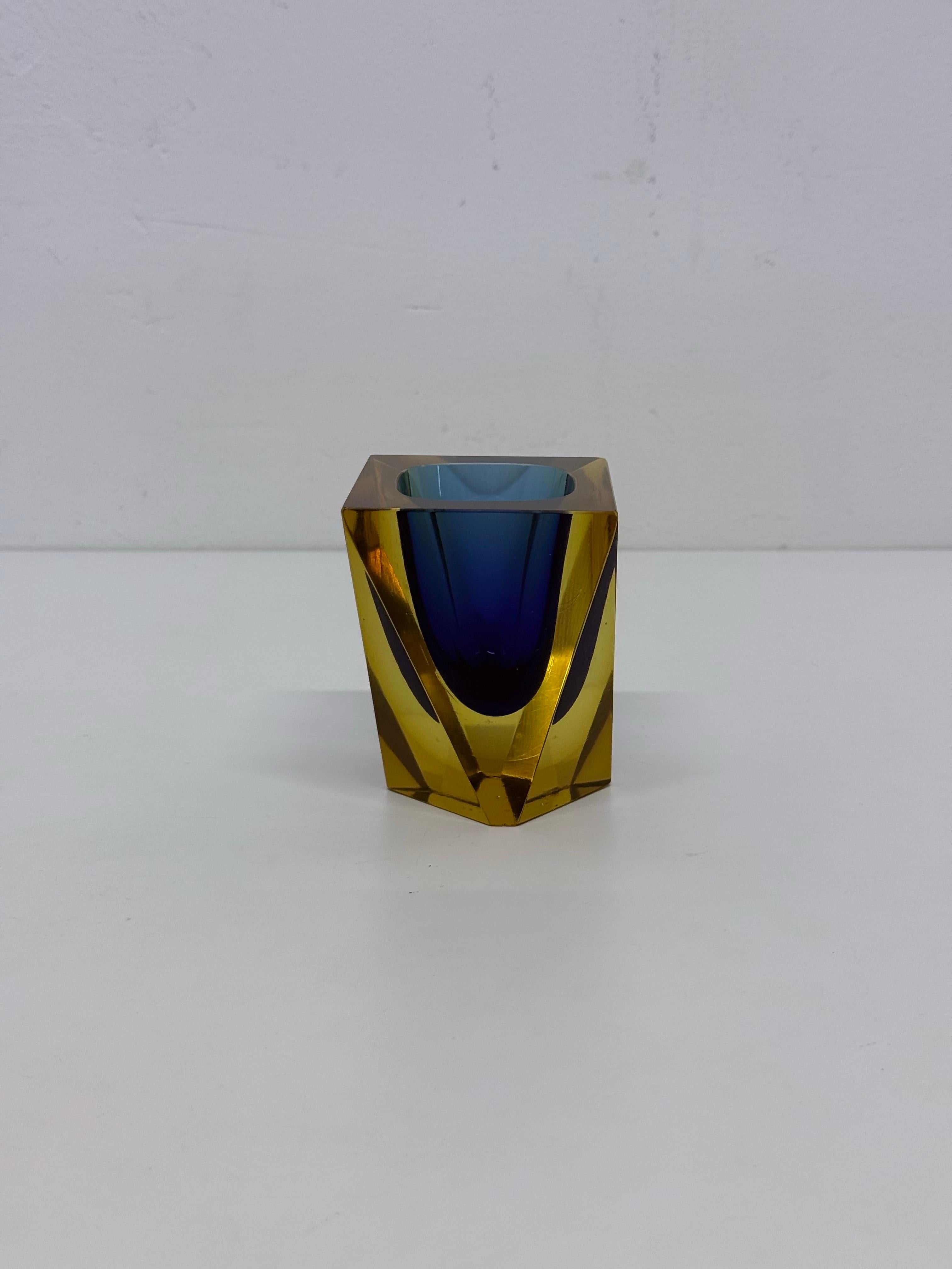 Mid-Century moderno Vaso piccolo sfaccettato in vetro di Murano Sommerso, anni '70 in vendita