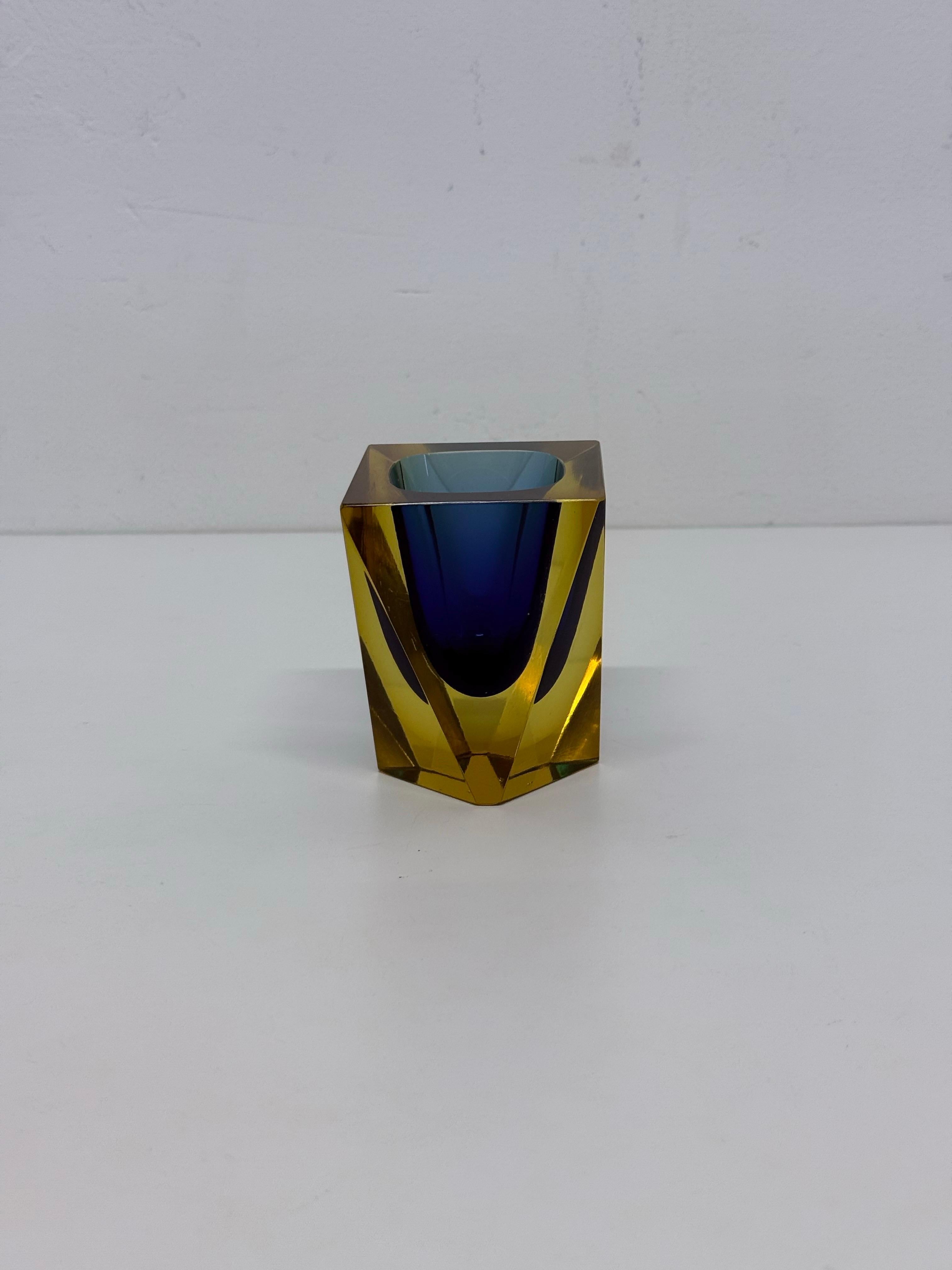Vaso piccolo sfaccettato in vetro di Murano Sommerso, anni '70 In condizioni buone in vendita a Miami, FL