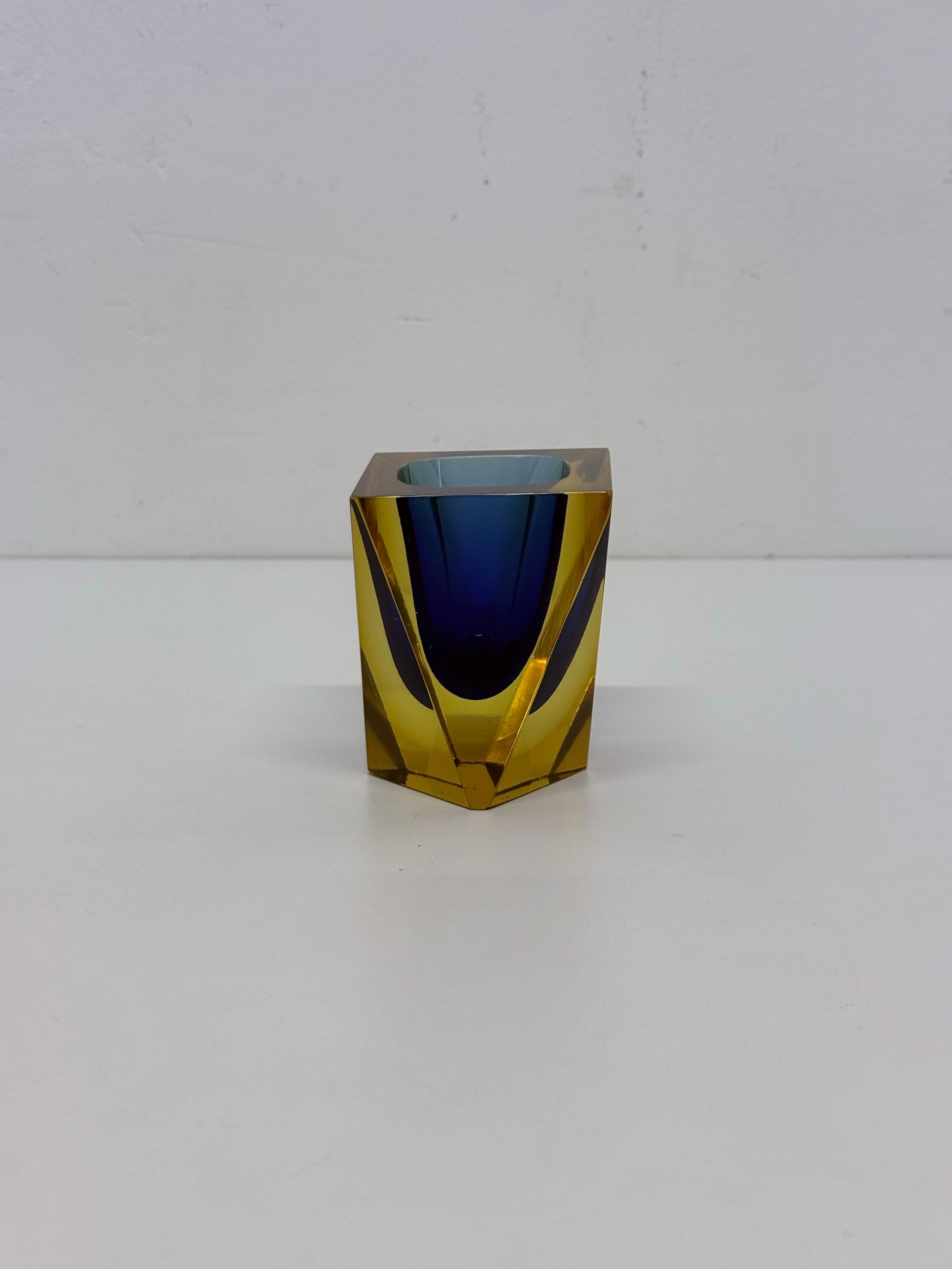 XX secolo Vaso piccolo sfaccettato in vetro di Murano Sommerso, anni '70 in vendita