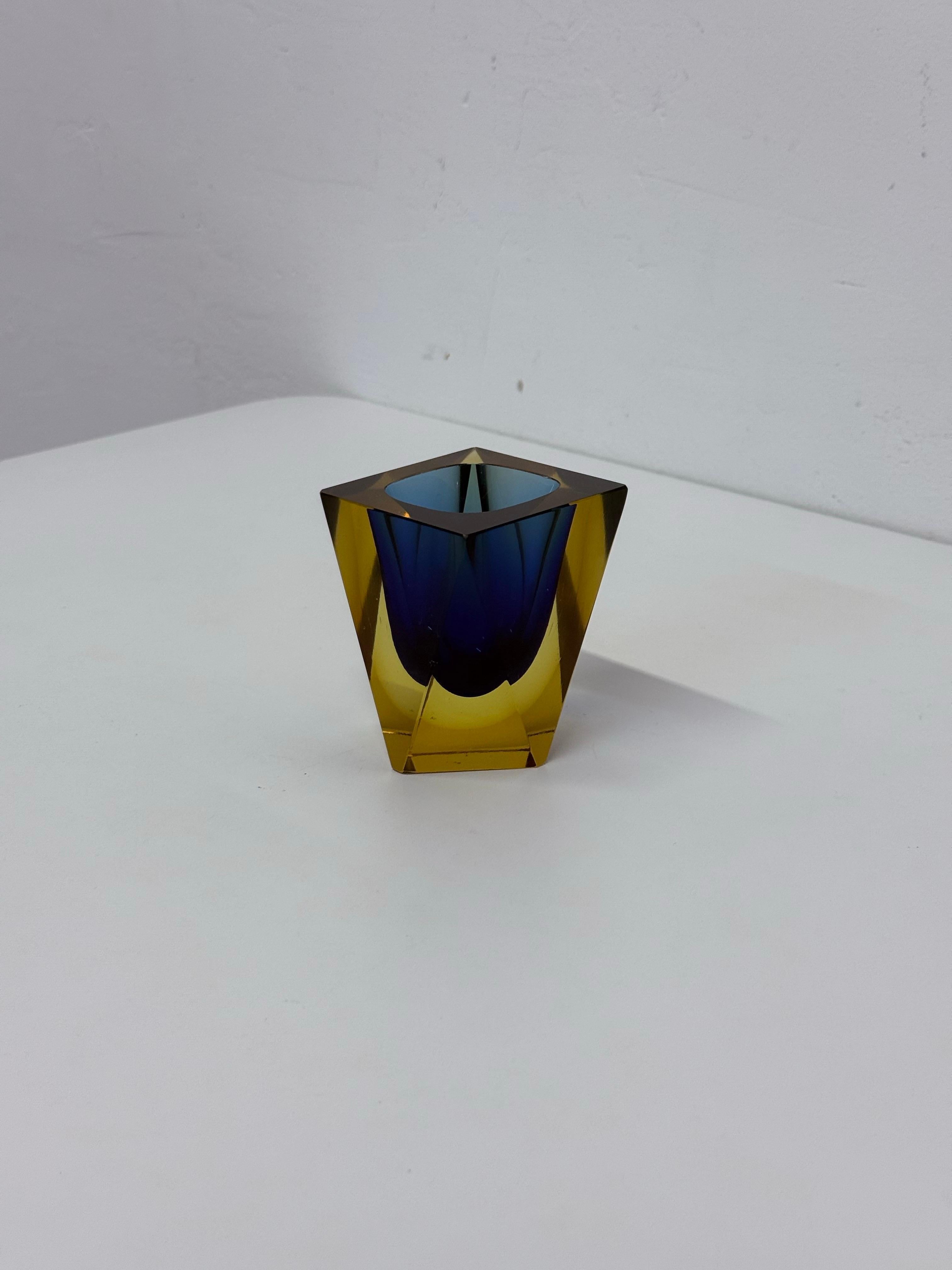 Vetro Vaso piccolo sfaccettato in vetro di Murano Sommerso, anni '70 in vendita