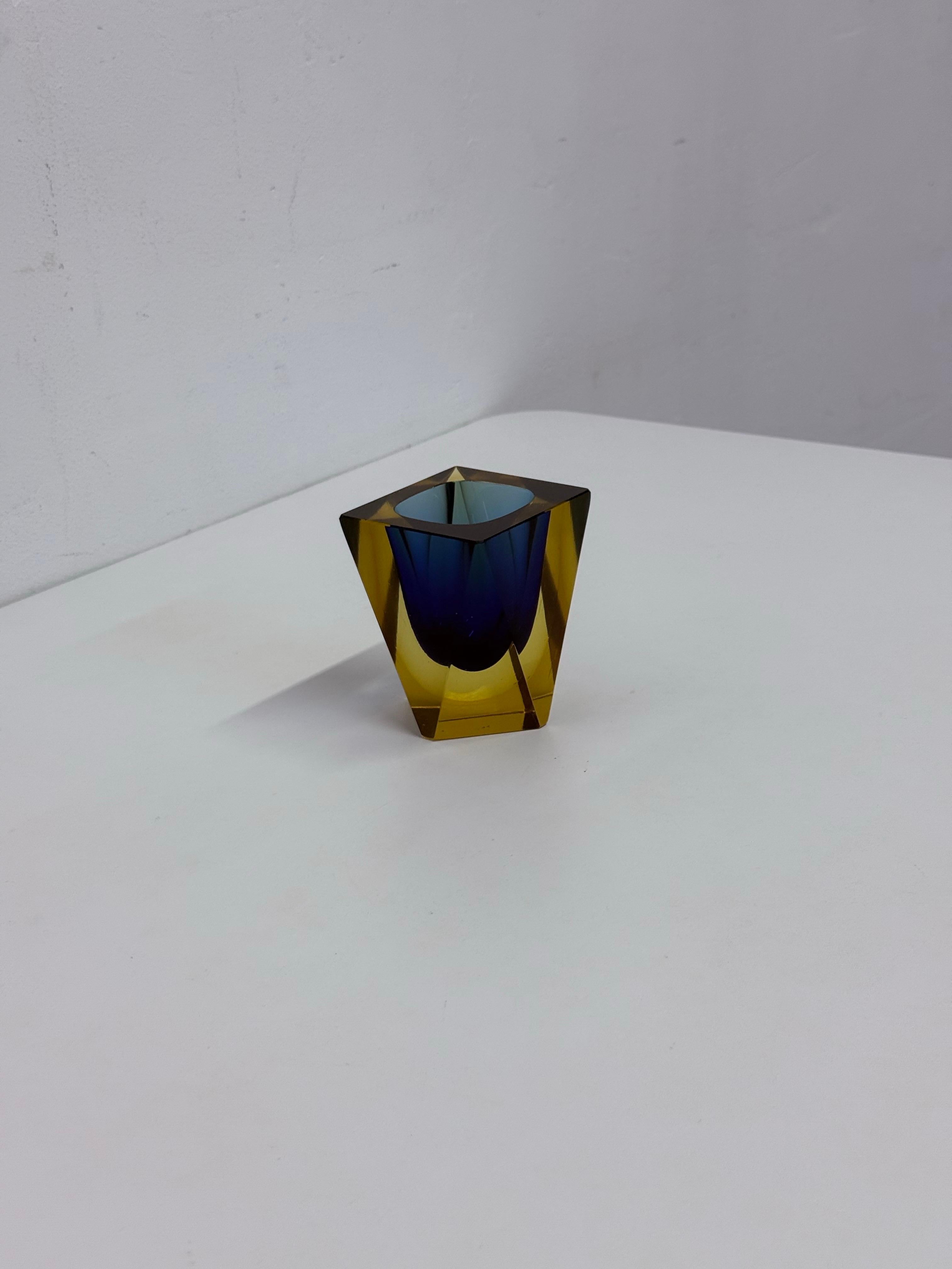Vaso piccolo sfaccettato in vetro di Murano Sommerso, anni '70 in vendita 1