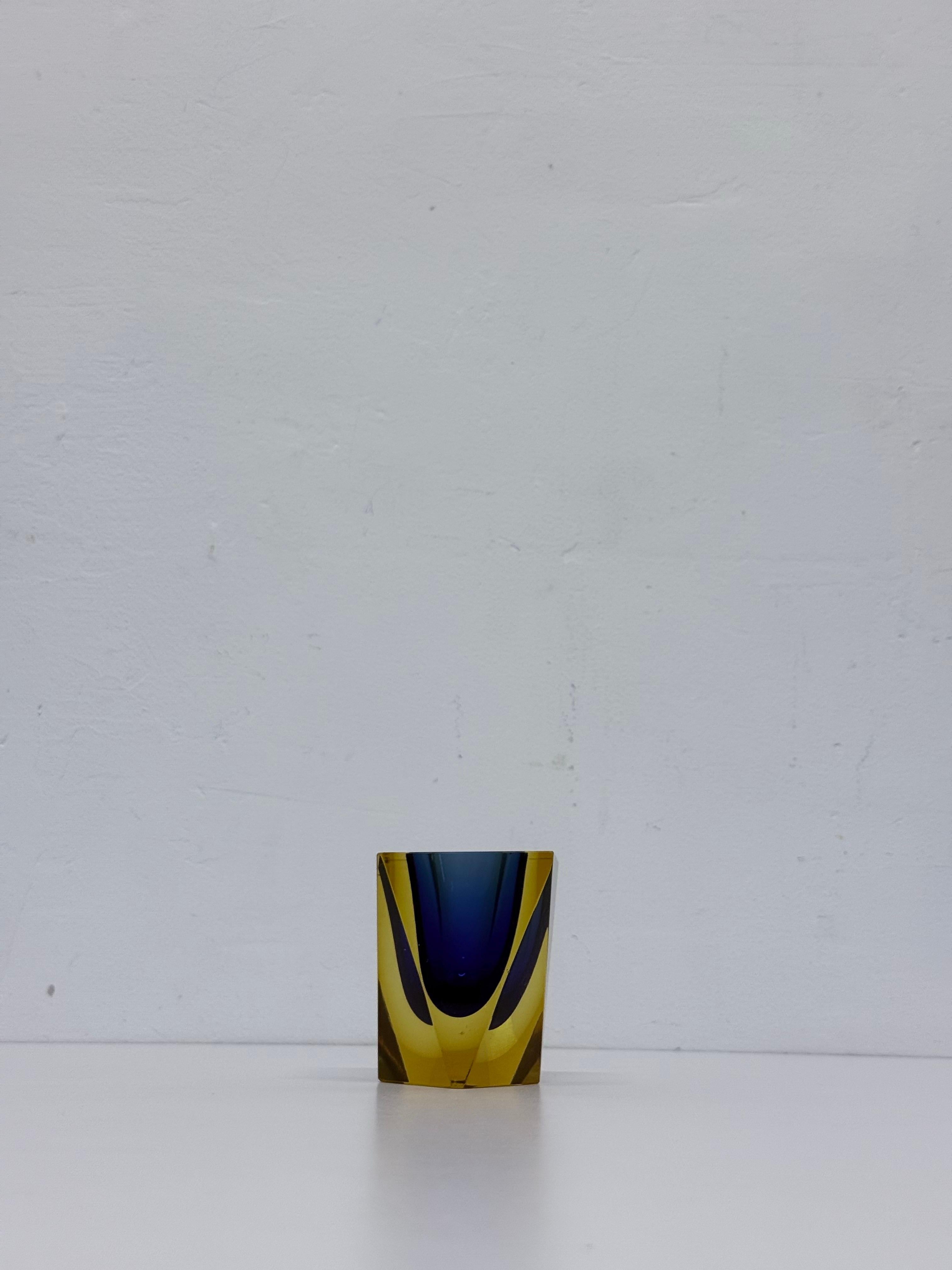 Vaso piccolo sfaccettato in vetro di Murano Sommerso, anni '70 in vendita 2
