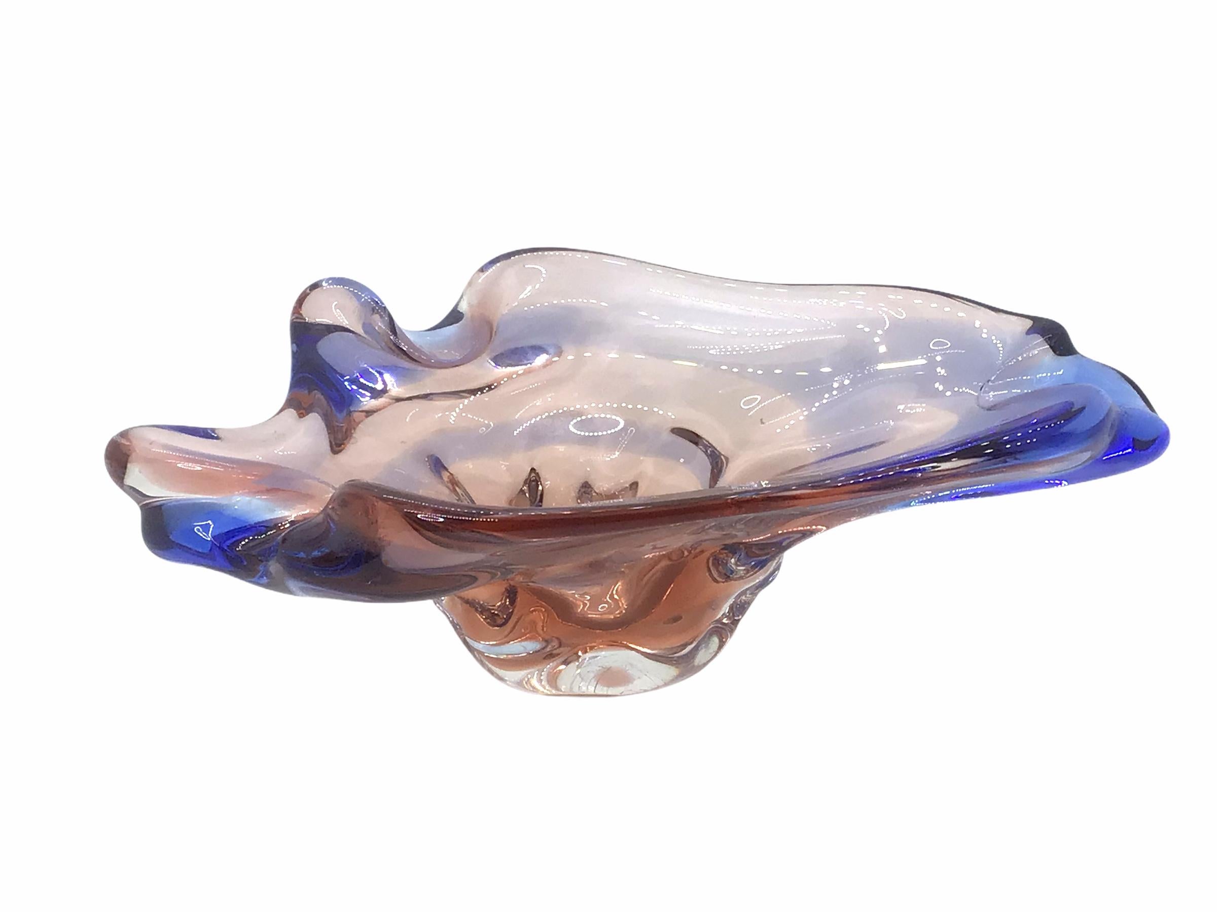 Gorgeous hand blown Murano art glass piece with Sommerso and bullicante techniques. A beautiful organic shaped Cigar ashtray or catchall in blue glass cased into dark pink and clear glass and, Italy, 1960s.