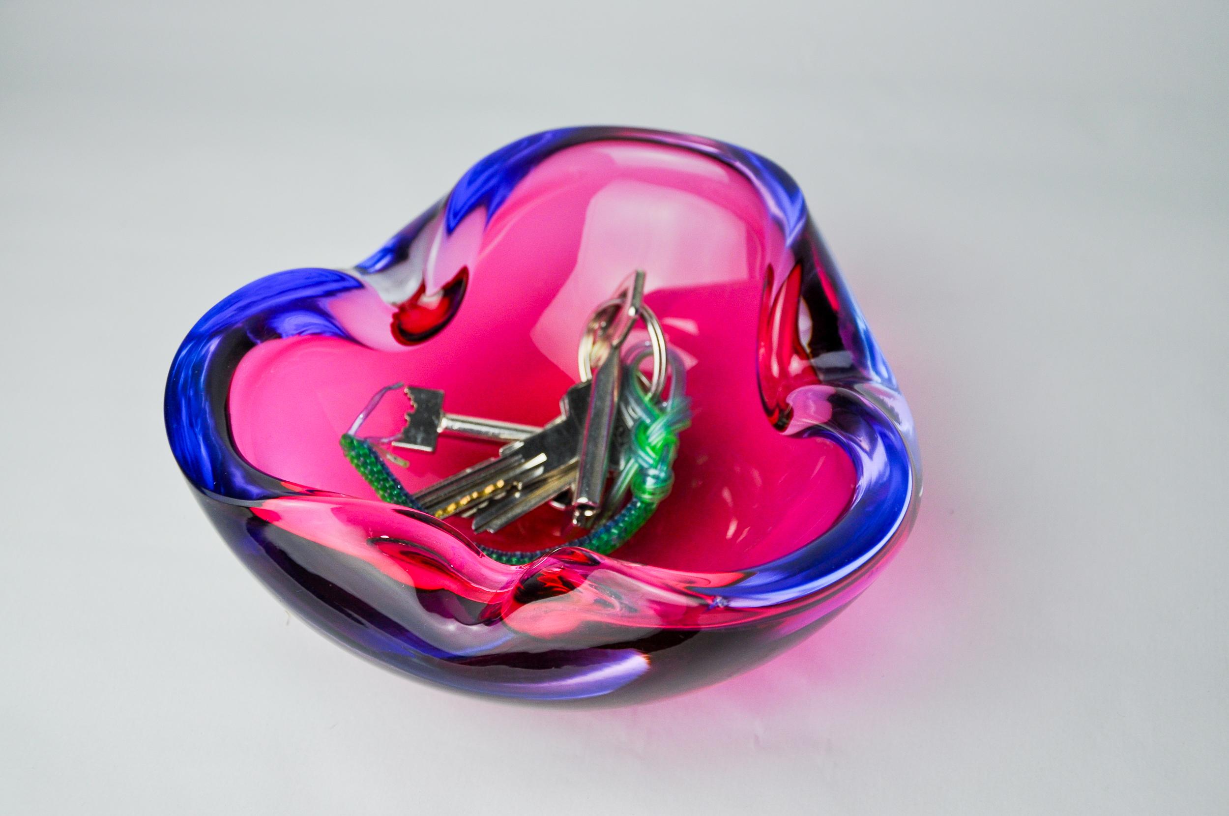 Superb and rare pink and purple sommerso empty pocket or ashtray designed and manufactured by flavio poli for seguso in murano in the 1970s. Artisanal glasswork using the sommerso technique (superposition of layers of molten glass). Magnificent