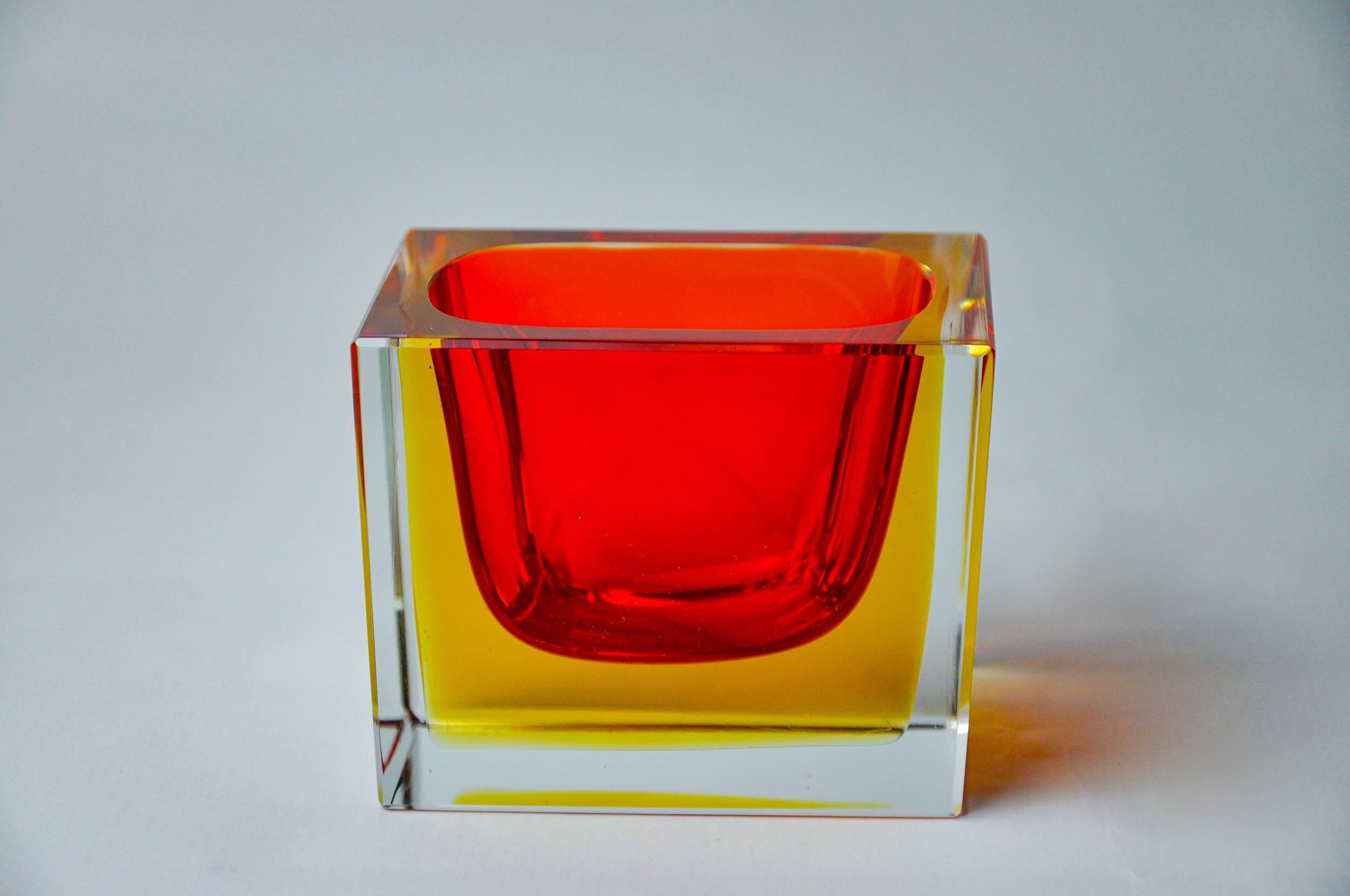 Superbo e raro posacenere sommerso rettangolare rosso e giallo, progettato e prodotto per Seguso a Murano negli anni Settanta. Vetro sfaccettato lavorato a mano con la tecnica del sommerso (sovrapposizione di strati di vetro fuso). Magnifico oggetto