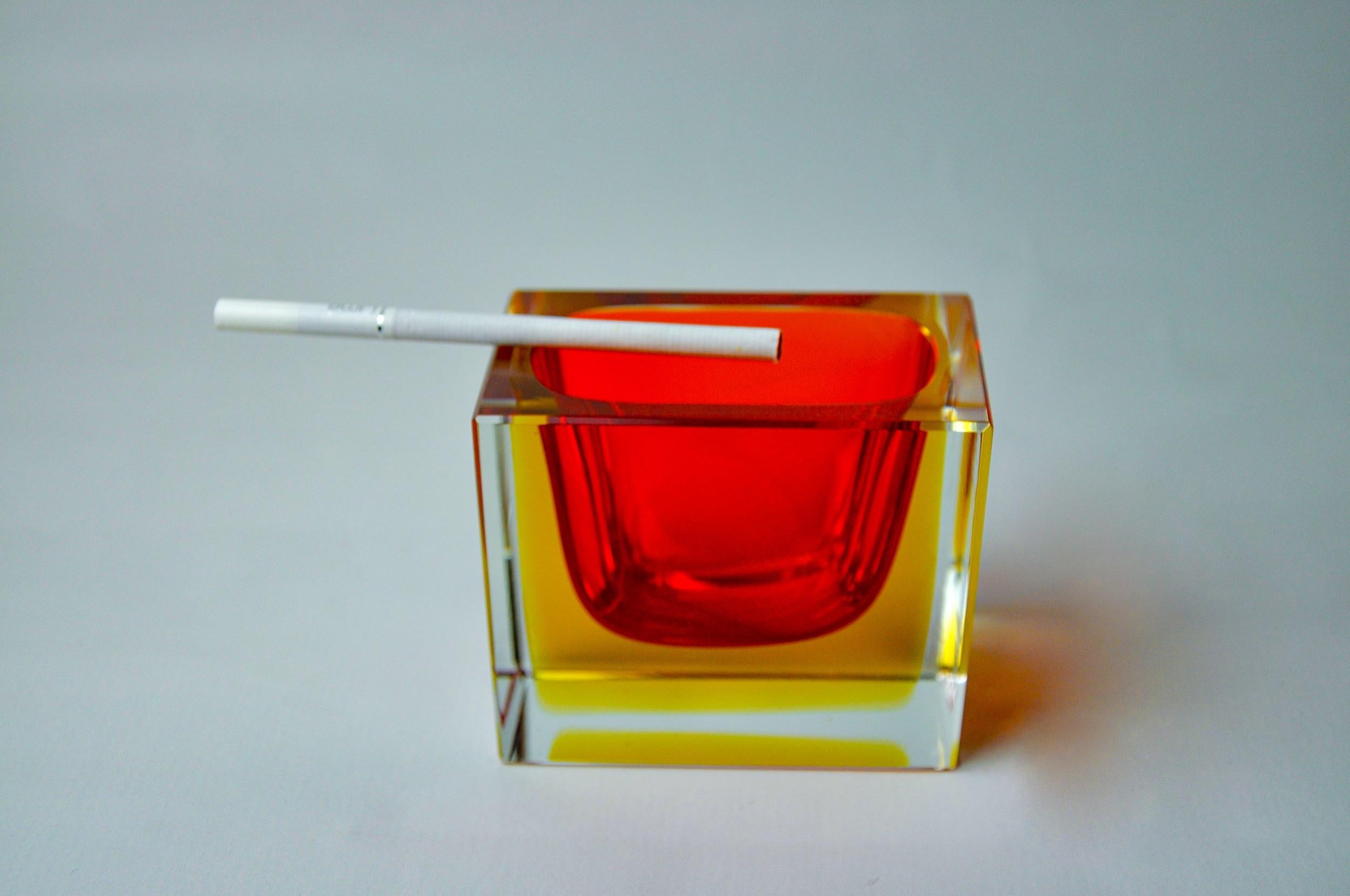 Hollywood Regency Posacenere Sommerso rosso e giallo di Seguso, Murano, Italia, 1970 in vendita