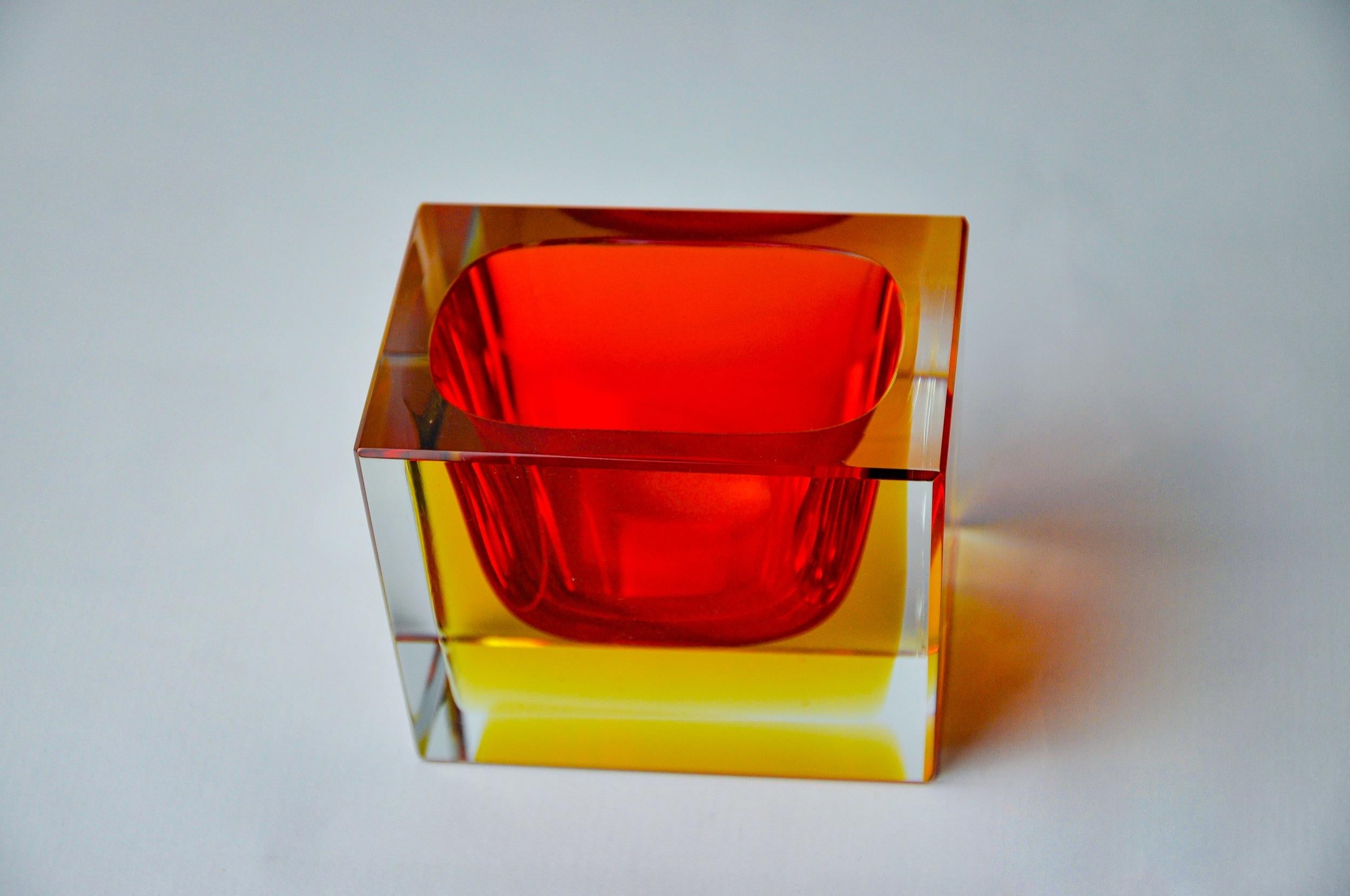 Italiano Posacenere Sommerso rosso e giallo di Seguso, Murano, Italia, 1970 in vendita
