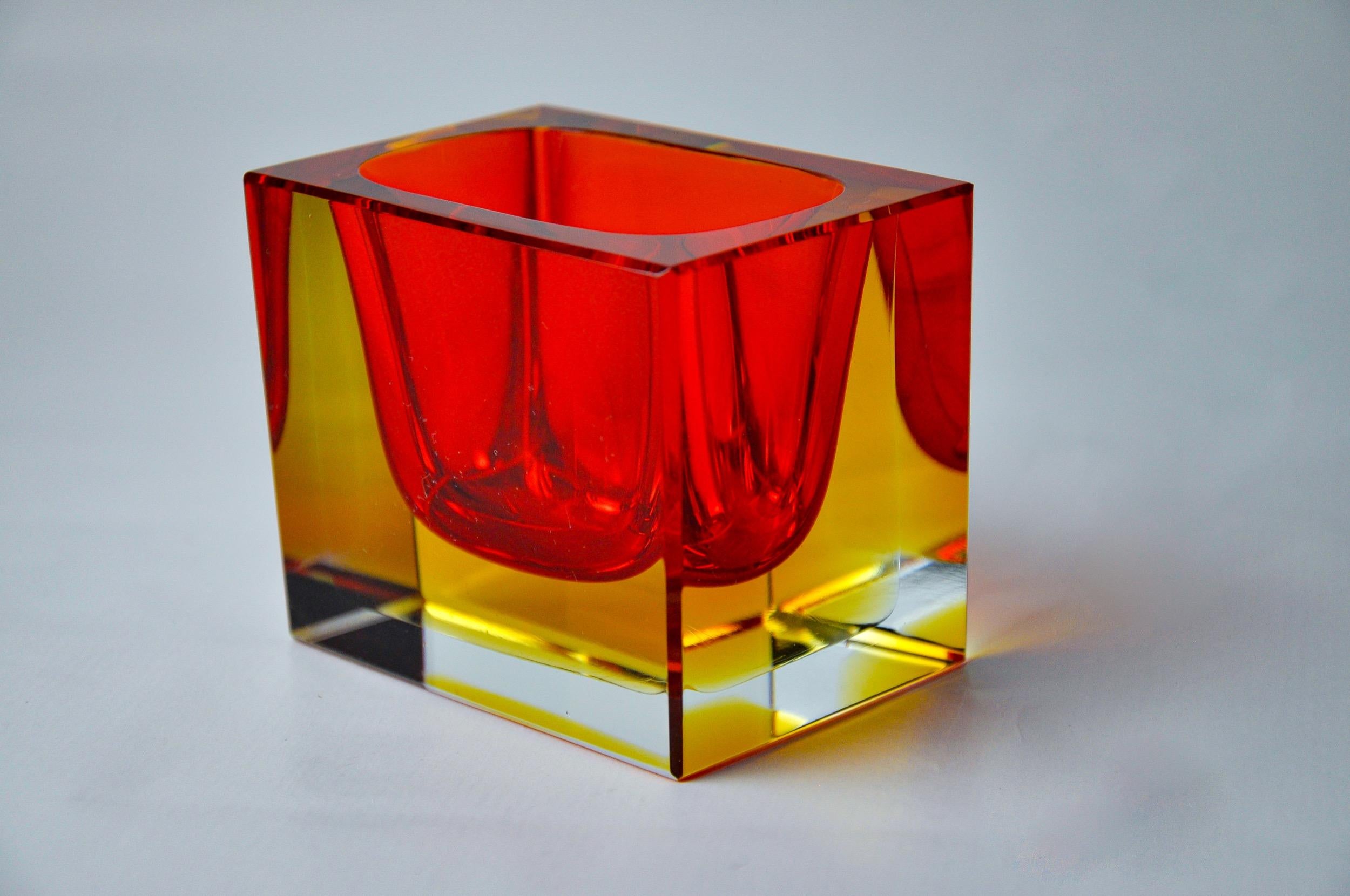 Posacenere Sommerso rosso e giallo di Seguso, Murano, Italia, 1970 In condizioni buone in vendita a BARCELONA, ES