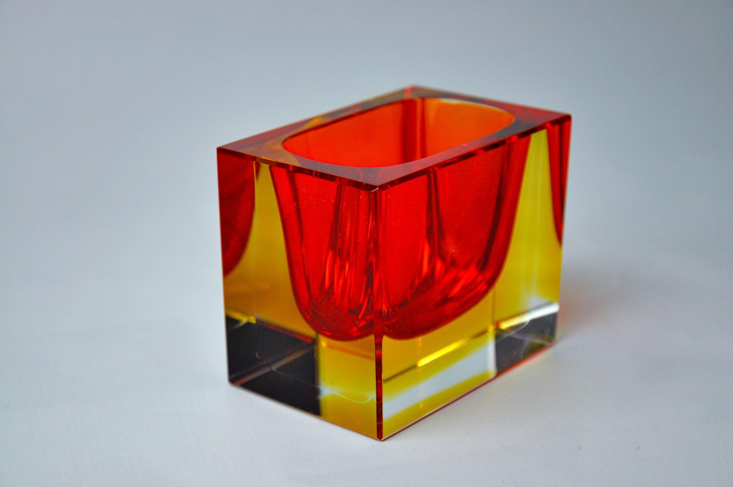 Fine XX secolo Posacenere Sommerso rosso e giallo di Seguso, Murano, Italia, 1970 in vendita