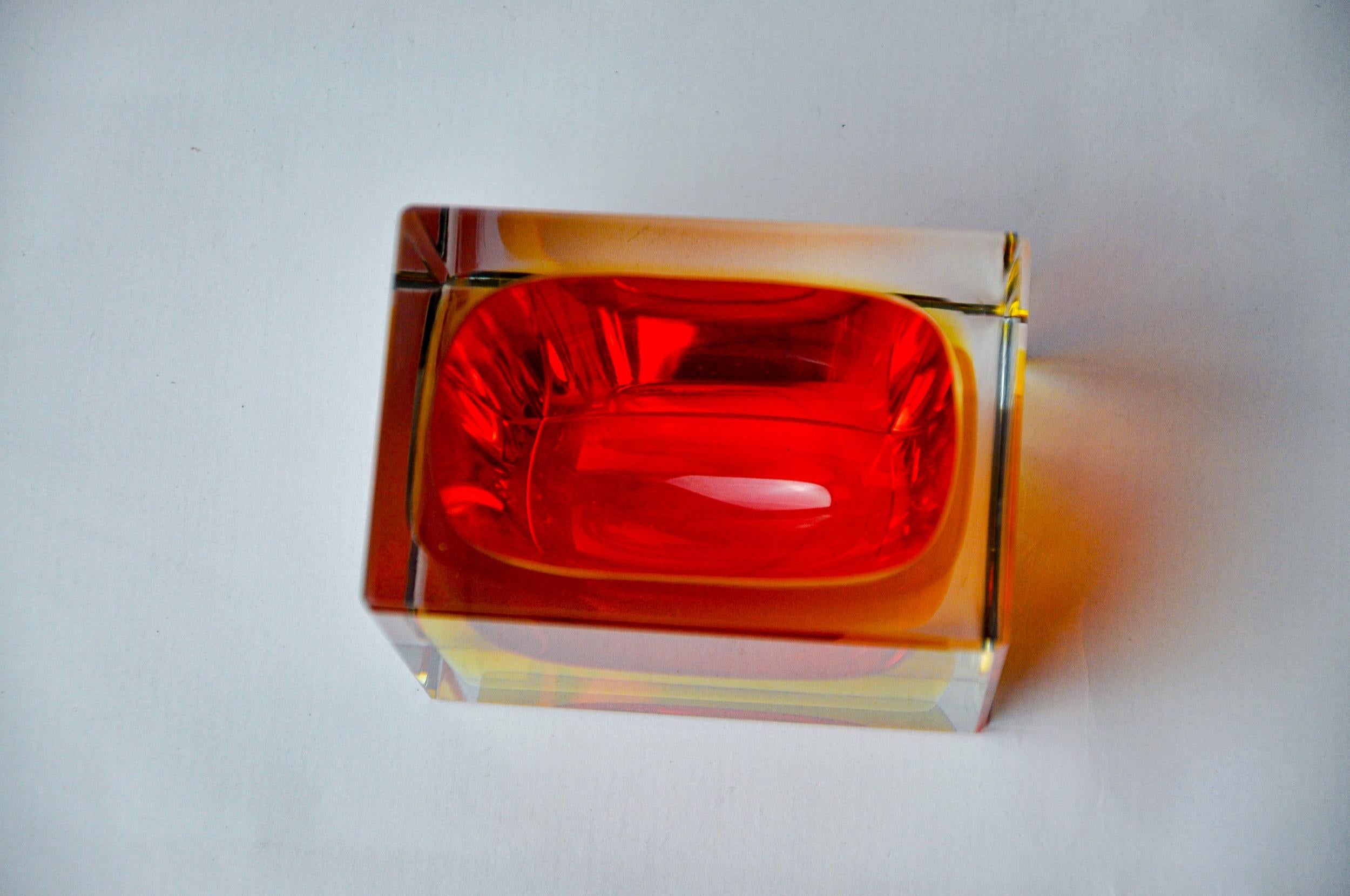 Cristallo Posacenere Sommerso rosso e giallo di Seguso, Murano, Italia, 1970 in vendita