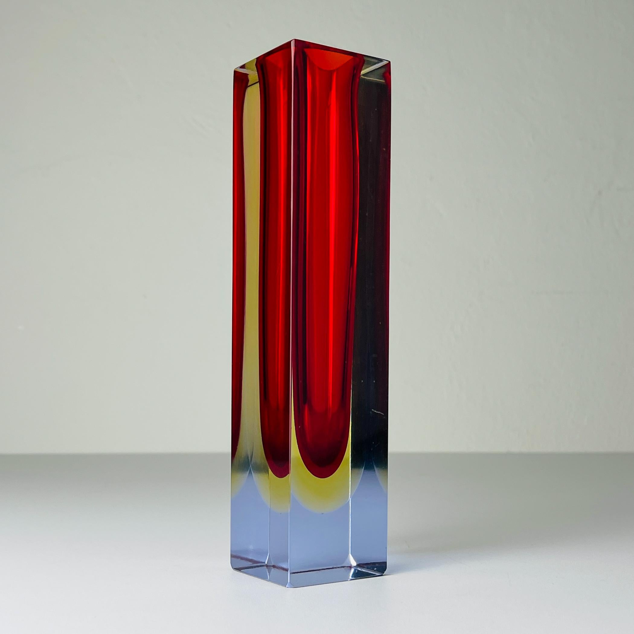 Vaso originale di Murano Glass Sommerso in stile Flavio Poli realizzato in Italia negli anni '70.

Il vaso vintage è in ottime condizioni, senza danni.

Dimensioni:
Larghezza: 5 cm
Altezza: 23 cm
Profondità: 5 cm
Peso: 1150 g

Offriamo una