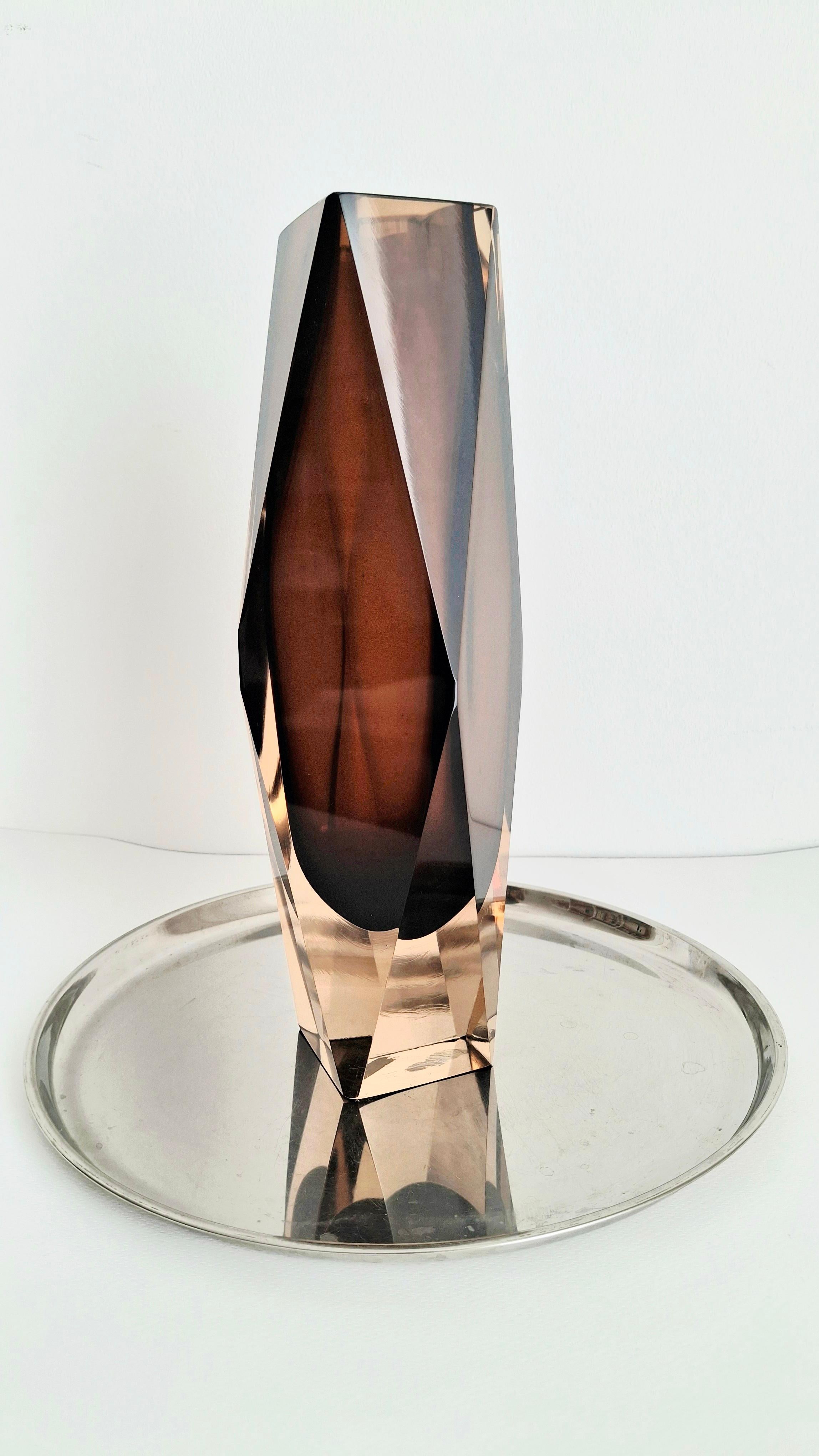 Un eccezionale vaso Sommerso in vetro artistico, attribuito al designer italiano Flavio Poli. Il vaso è in ottime condizioni.

Dimensioni: 29 cm H. x 11 cm L. x 11 cm.