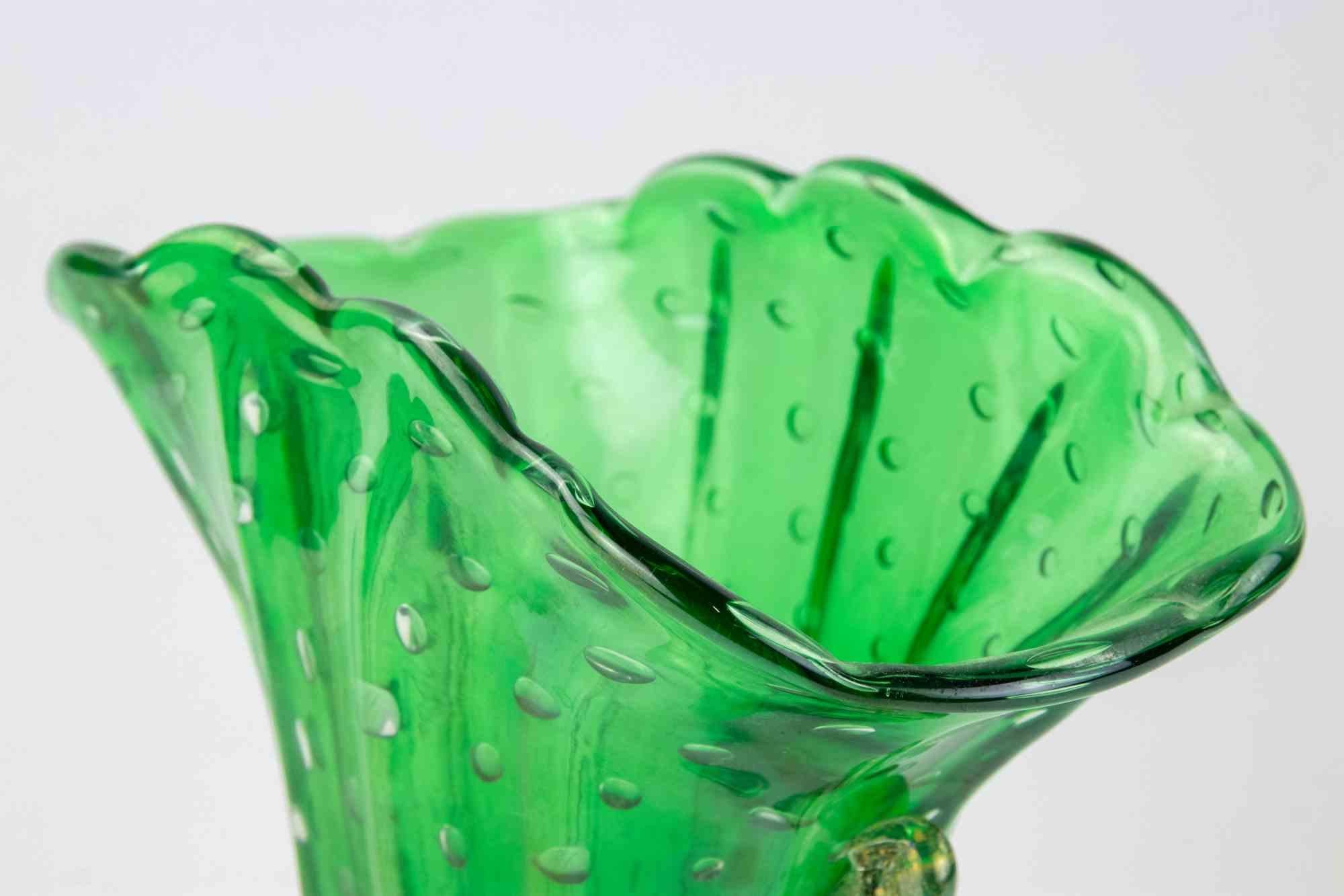 Art Deco vase Barovier e Toso from 1930 in light green Murano glass with controlled elongated bubbles and gold inclusions.

Excellent condition.