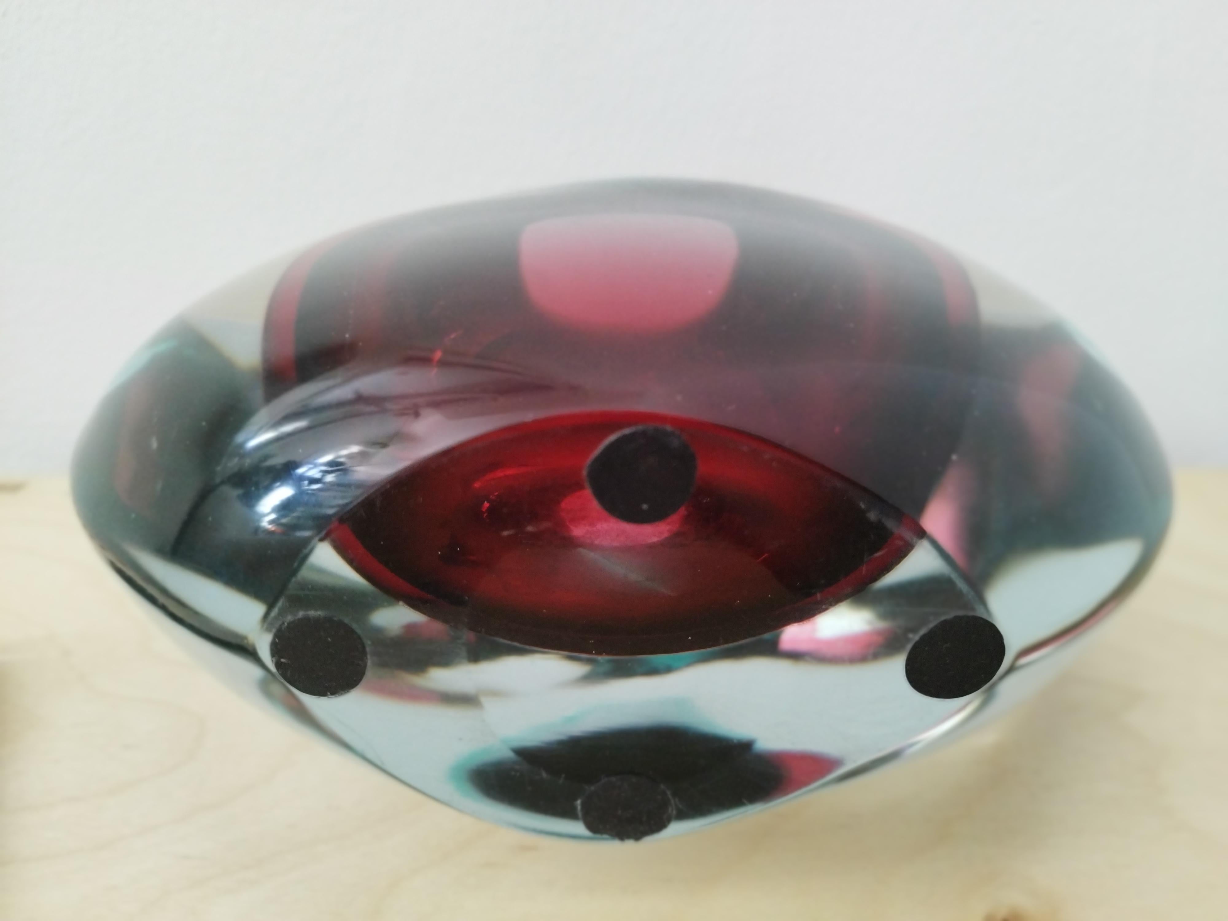 Vaso in vetro della metà del secolo scorso con sfumature chiare, rosse, verdi e blu-viola. 