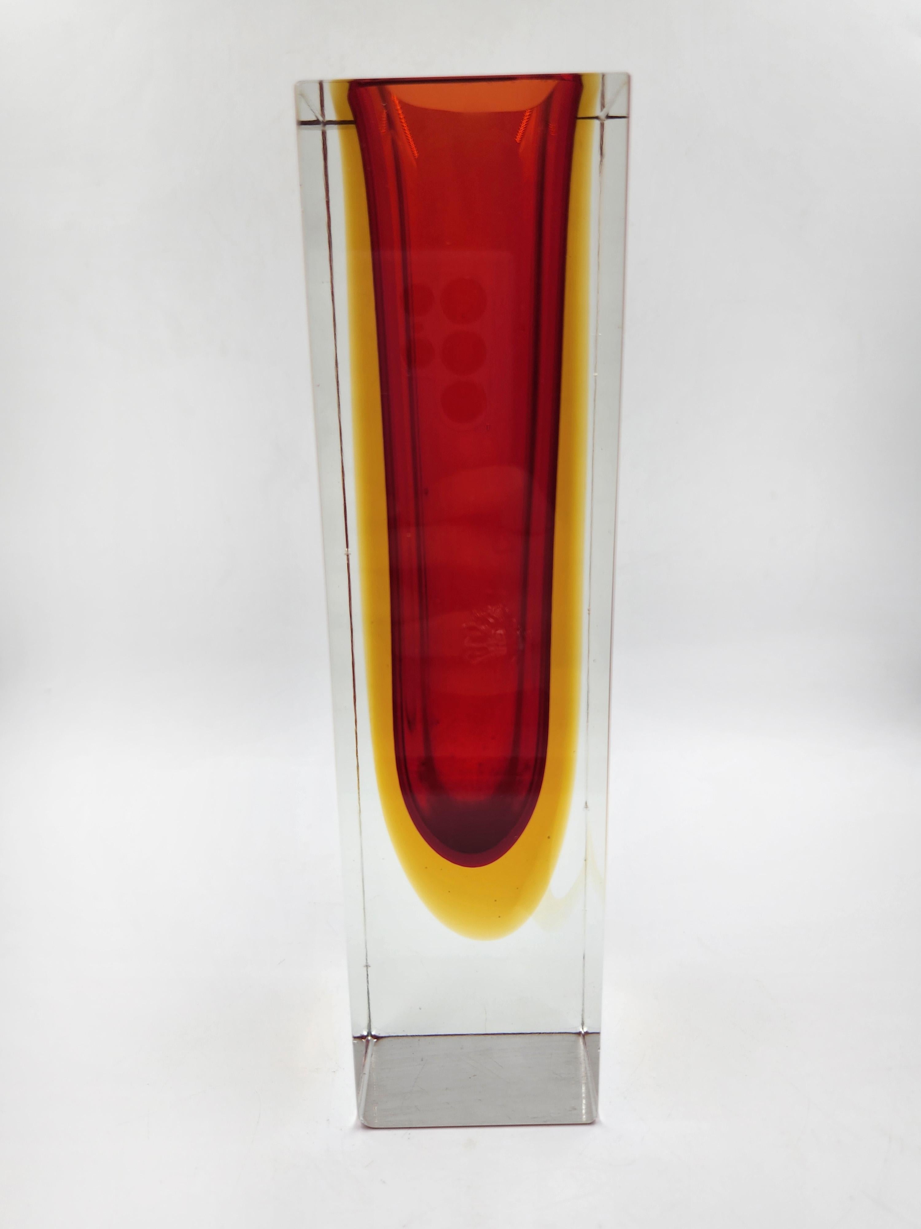 Vaso Sommerso di Flavio Poli per Seguso, Murano, Italia, anni '70
Questo vaso presenta un design Sommerso, caratterizzato da strati di vetro incapsulati. La sua forma è prismatica e allungata, con una sezione trasversale quadrata che va dalla base