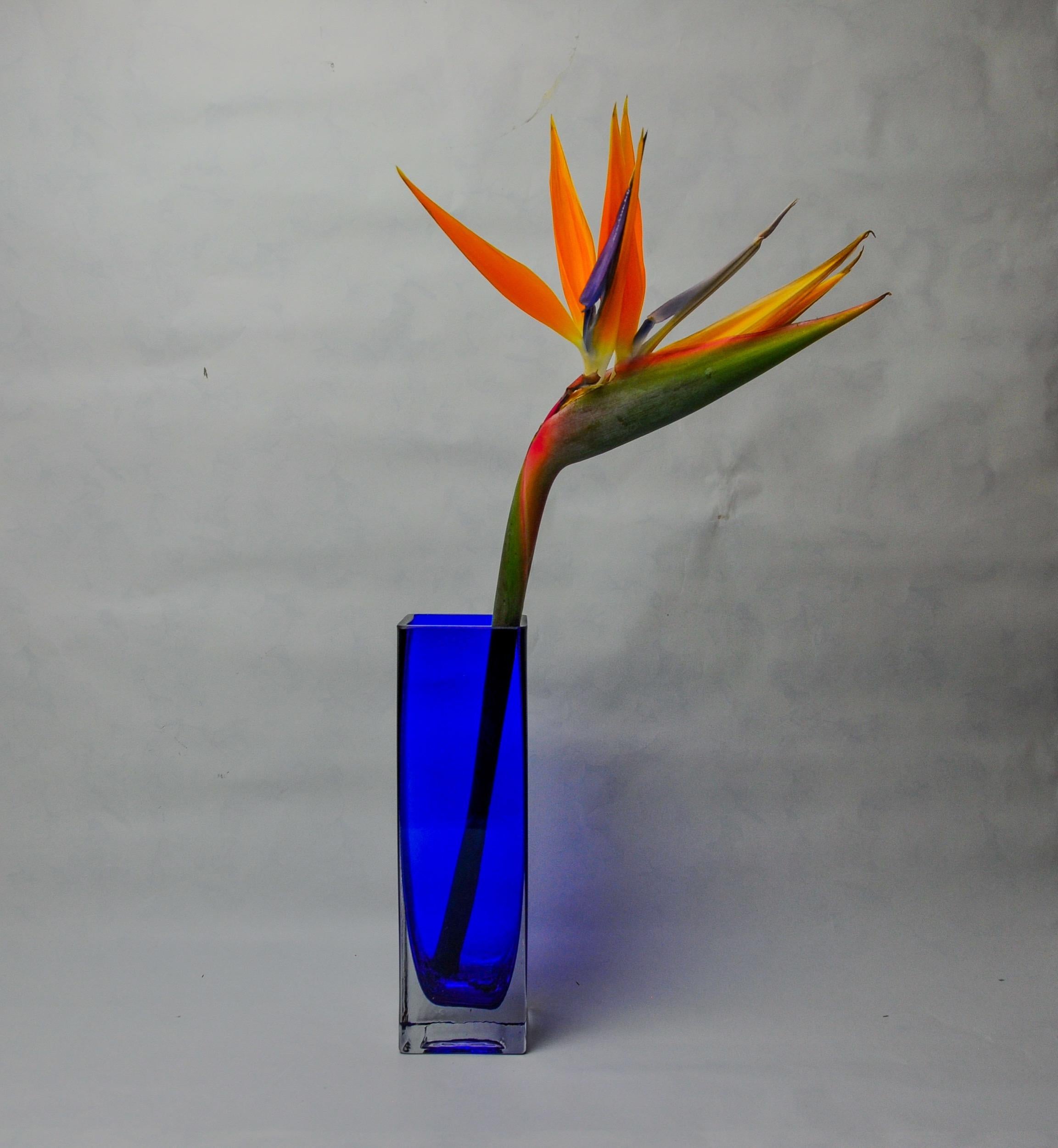 Hervorragende Sommerso-Vase, entworfen und hergestellt von Petr Hora in der Tschechischen Republik in den 1970er Jahren. Viereckige blaue Glasvase, handgefertigt von einem tschechischen Künstler in der 