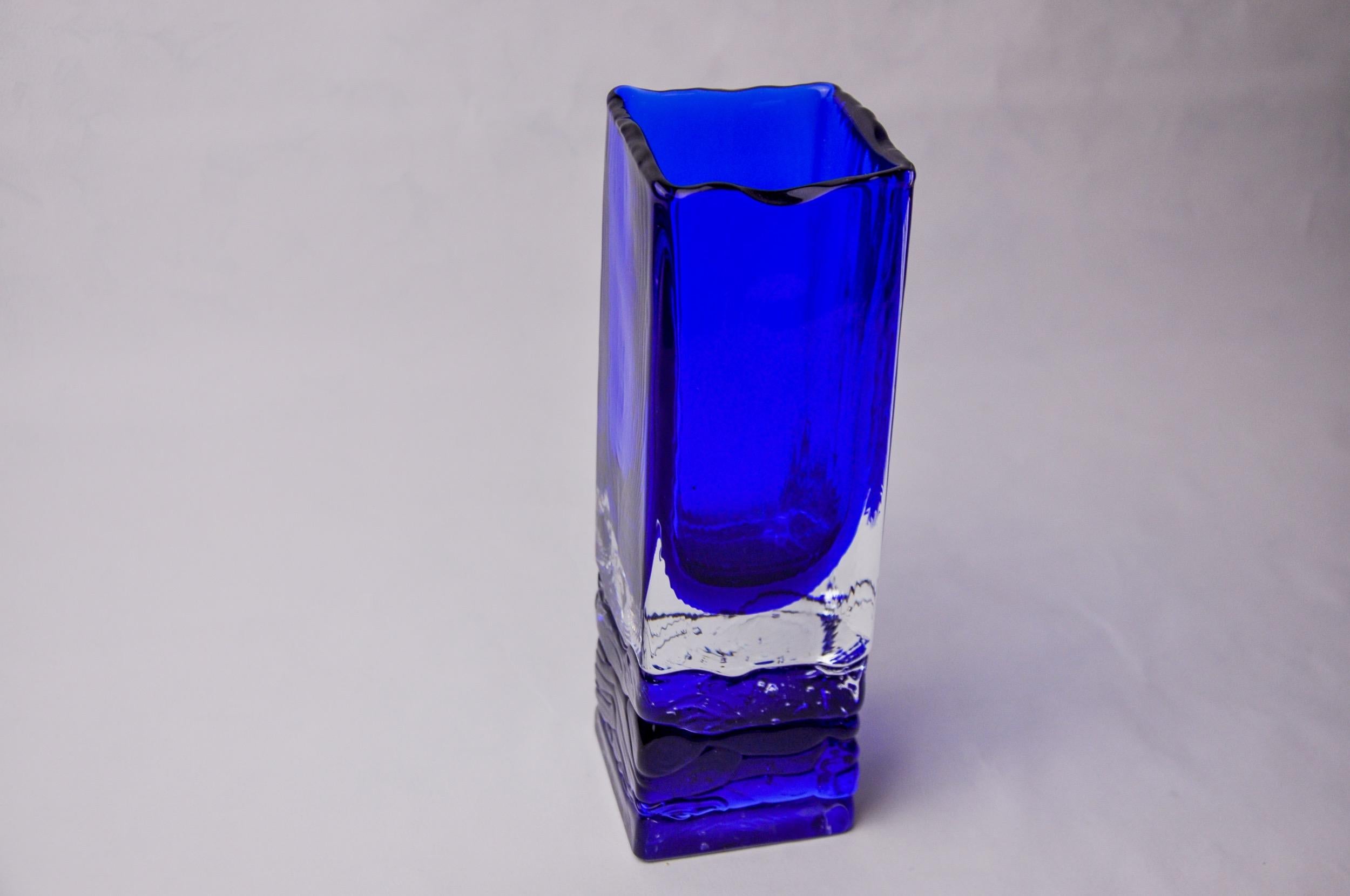 Sommerso vase by Petr hora, blue glass, Czech Republic, 1970 In Good Condition For Sale In BARCELONA, ES