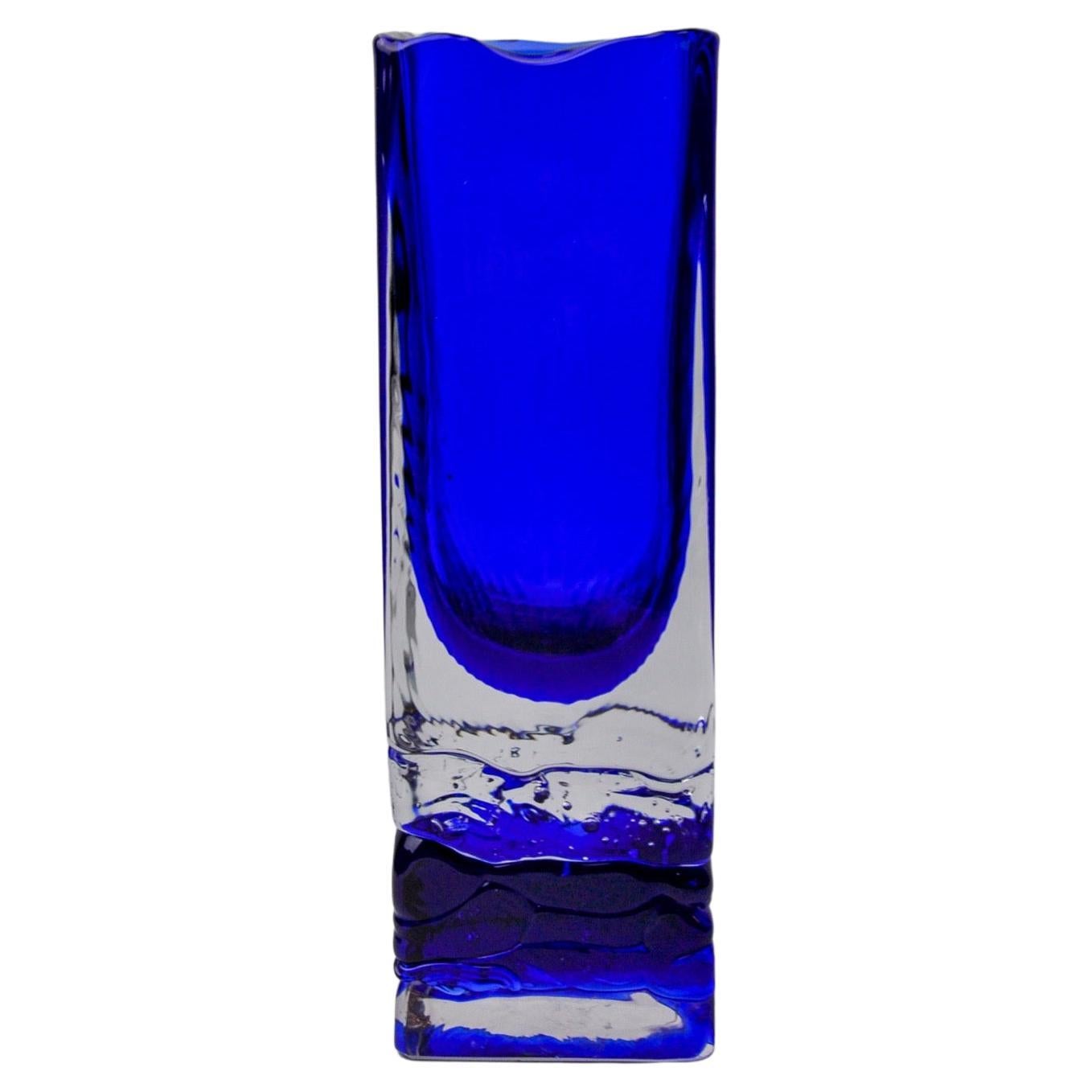 Sommerso-Vase von Petr hora, blaues Glas, Tschechische Republik, 1970 im Angebot