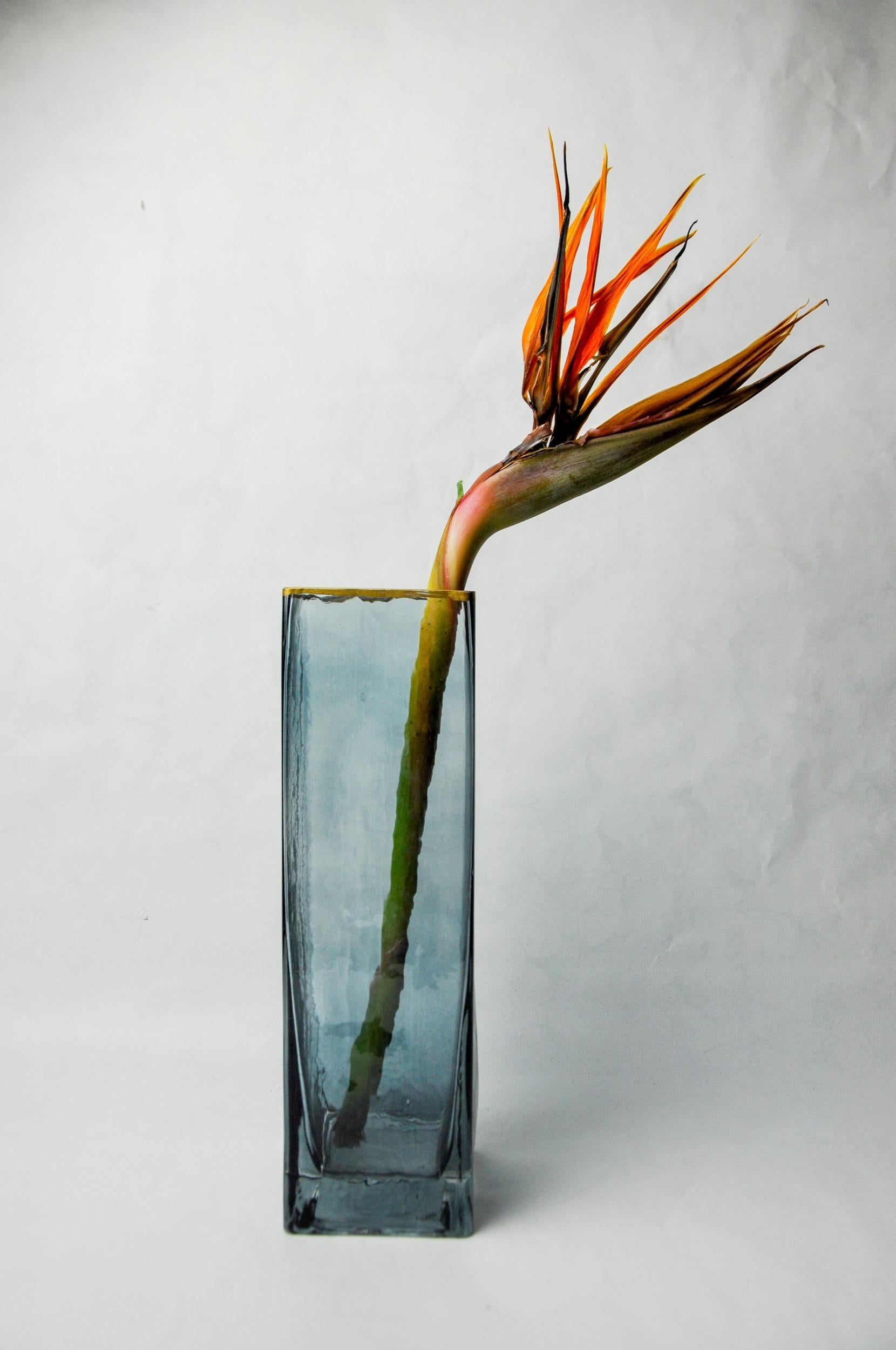 Hervorragende Vase, entworfen und hergestellt von petr hora in der Tschechischen Republik in den 1970er Jahren. Viereckige blaue Glasvase mit Goldrand, handgefertigt von einem tschechischen Künstler. Ein dekoratives Objekt, das Ihrem Interieur eine