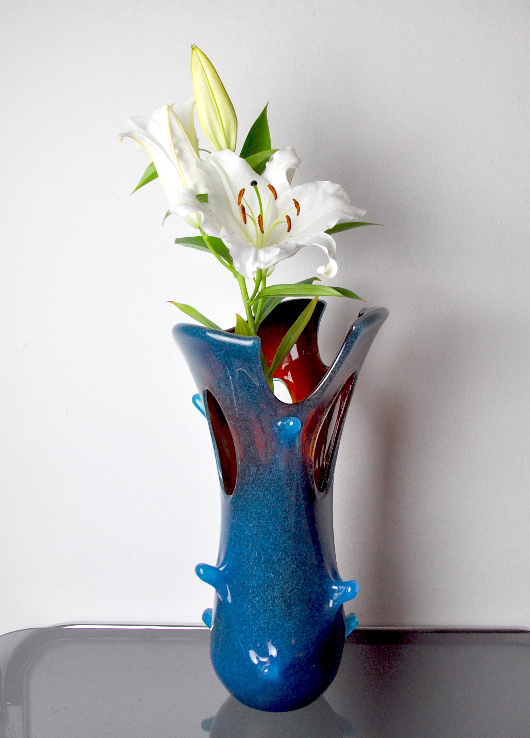 Hervorragende und seltene rote und blaue zweifarbige Sommerso-Vase, die in den 1970er Jahren für Murano Seguso entworfen und hergestellt wurde. Kunsthandwerkliche Bearbeitung von Glas nach der Sommerso-Technik (Überlagerung von Schichten