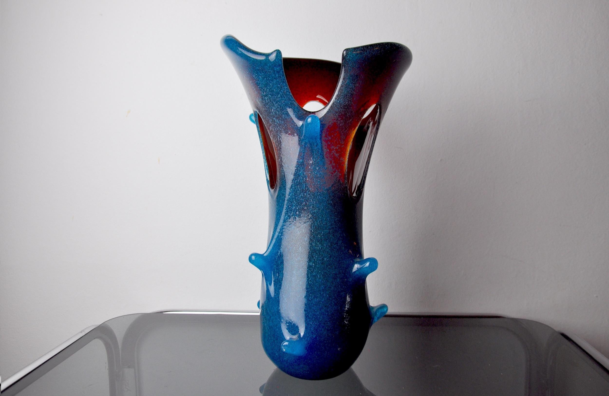 Sommerso-Vase von Seguso aus zweifarbigem Murano-Glas, Italien, 1970 (Hollywood Regency) im Angebot