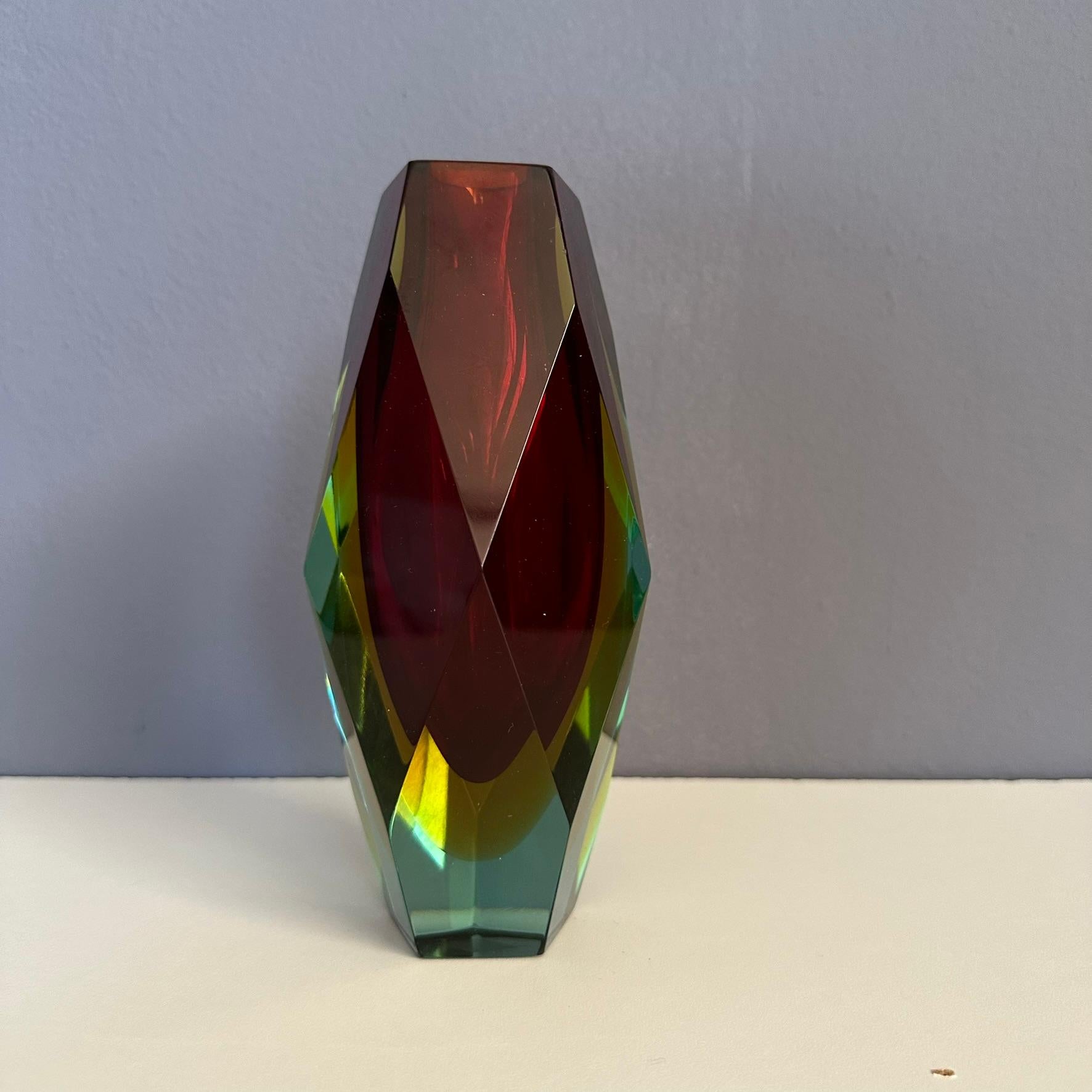 Sommerso-Vase aus burgundergelbem Murano-Glas, italienische Manufaktur, etwa aus den 1960er Jahren.
Das Design der Vase erinnert an den Stil von Flavio Poli.
Die burgunderroten und gelben Farben werden durch die 