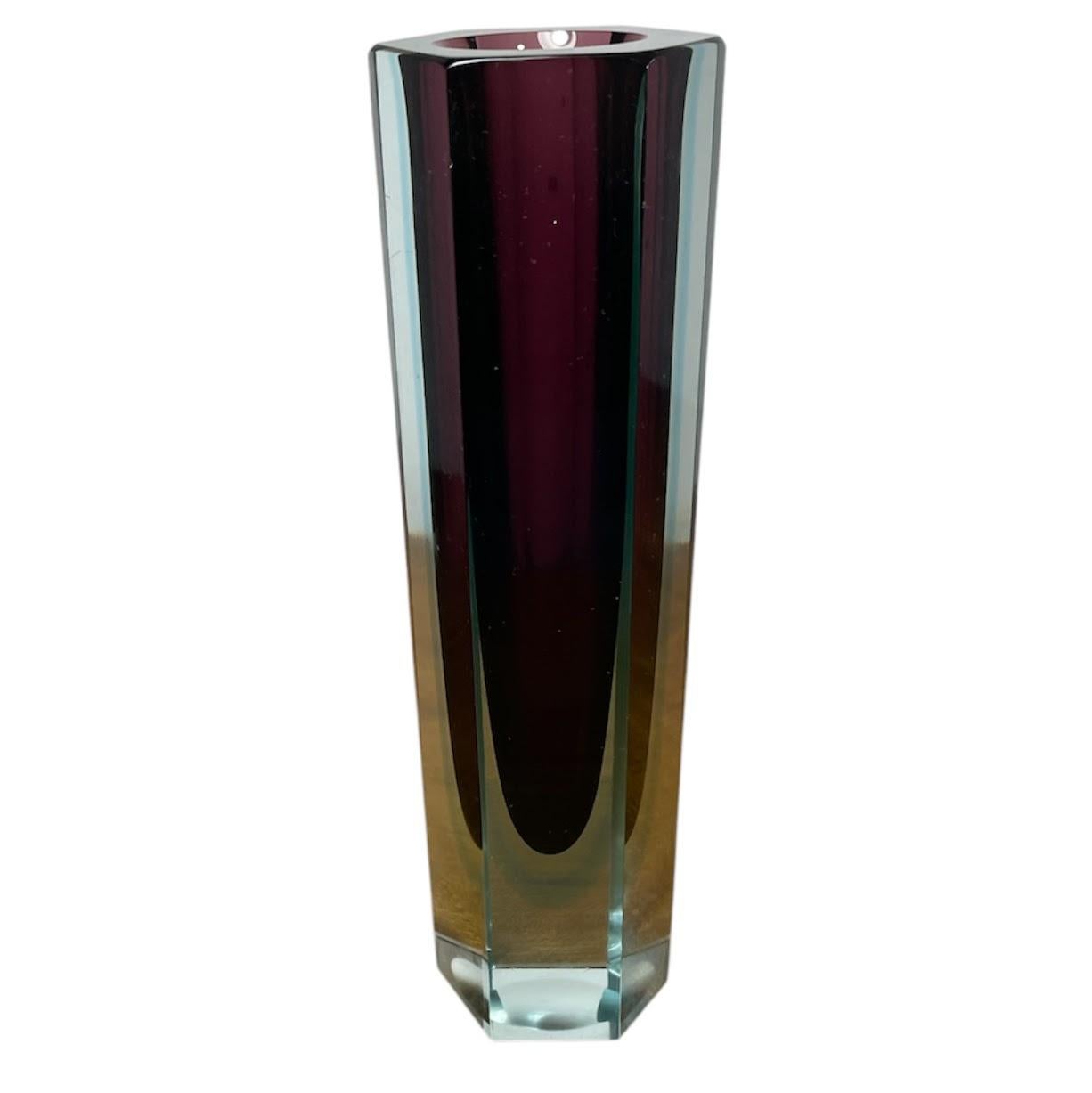 Ecco un meraviglioso vaso in vetro veneziano, realizzato sull'isola di Murano, vicino a Venezia, in Italia. Diverse fabbriche di Murano hanno realizzato oggetti in vetro sommerso in questo stile sfaccettato.