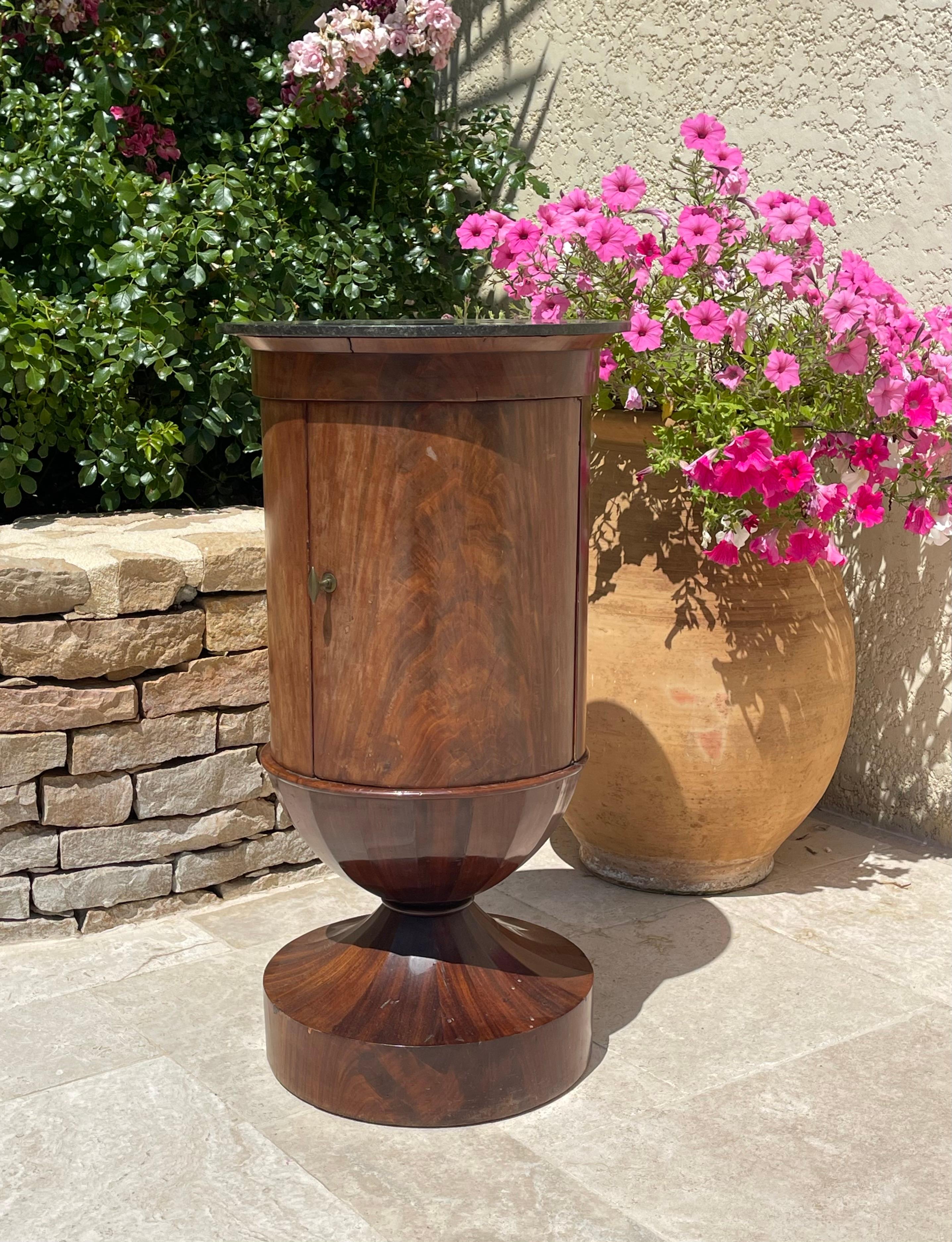Rare somno egg cup in Cuban mahogany opening with a door with a gray Sainte Anne marble top. Empire style, this somno is in good condition.

Dimensions
Height 80cm
Diameter 42.5cm