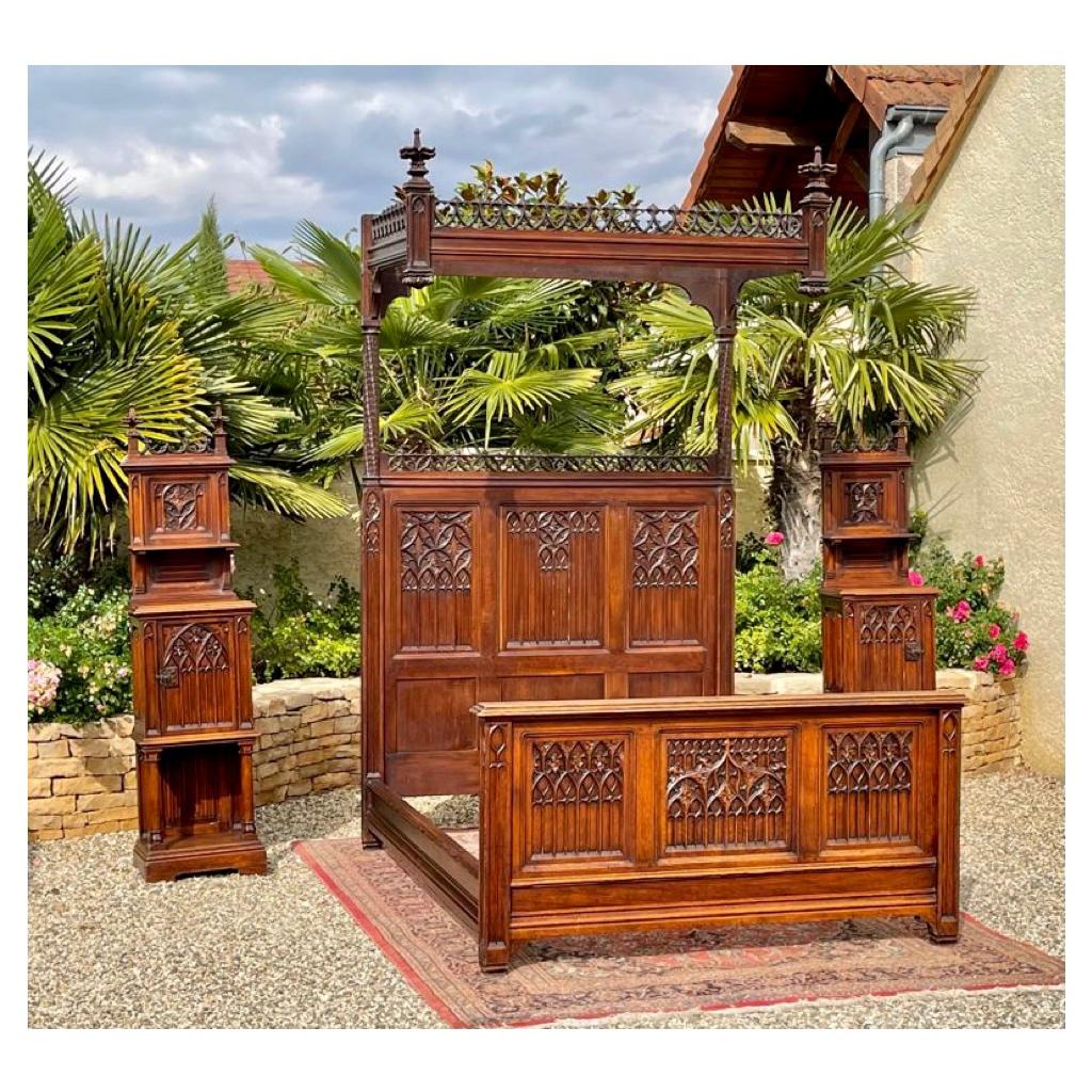 Sumptuous Neo-Gothic Oak Bedroom Set '4 pieces', 19th Century 4