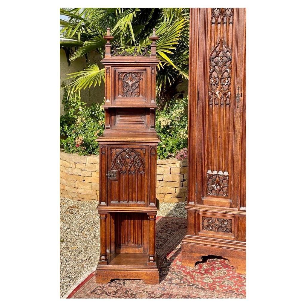 Sumptuous Neo-Gothic Oak Bedroom Set '4 pieces', 19th Century 11