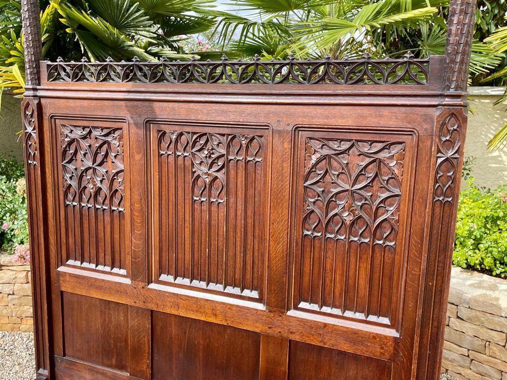 Sumptuous Neo-Gothic Oak Bedroom Set '4 pieces', 19th Century In Good Condition In Beaune, FR