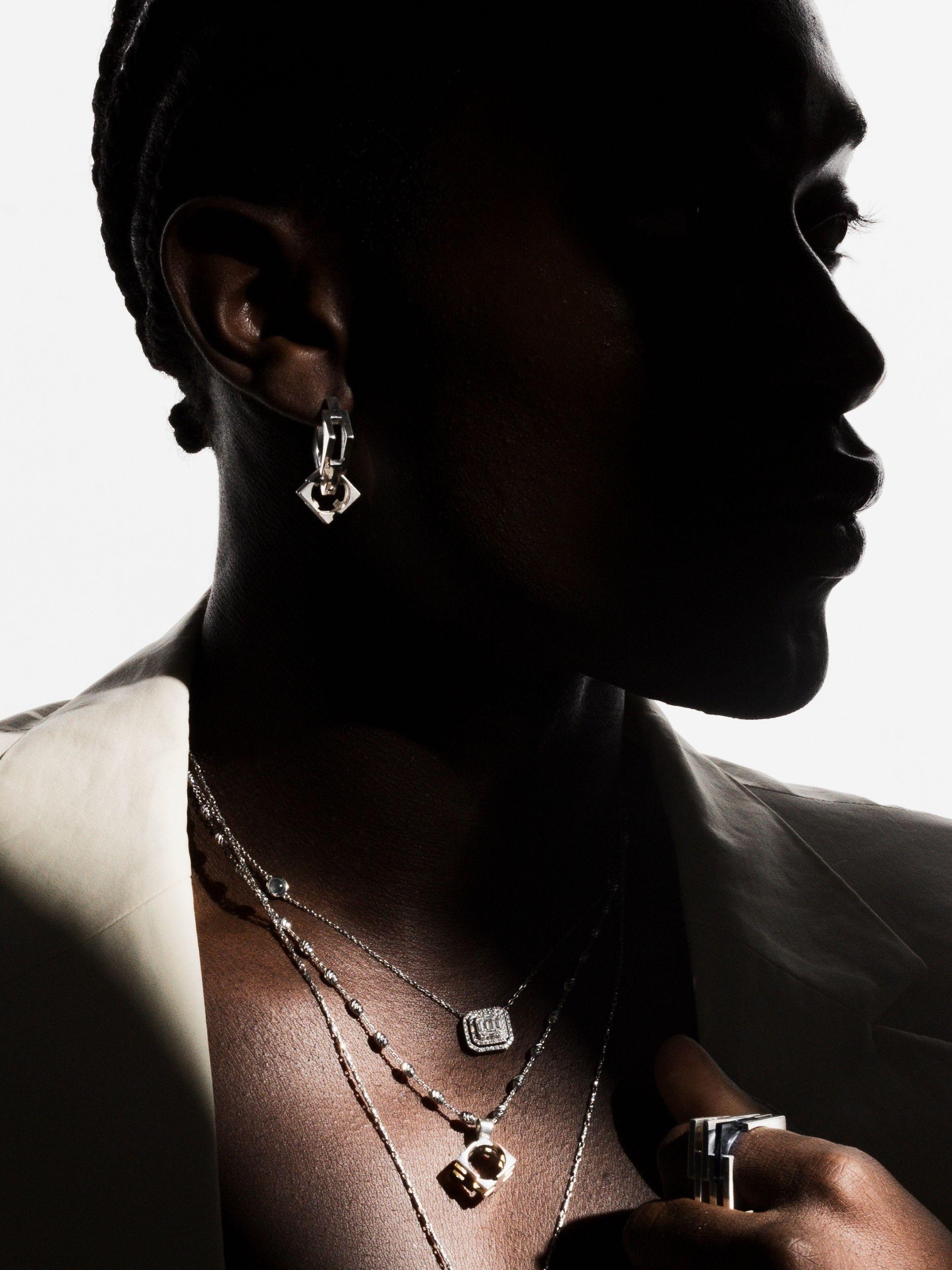 Questi orecchini geometrici sono realizzati in argento 925 con un design raffinato e minimalista. 

Progettati per essere versatili, questi orecchini possono essere indossati da soli per un'eleganza sobria o abbinati ai ciondoli Somsara coordinati