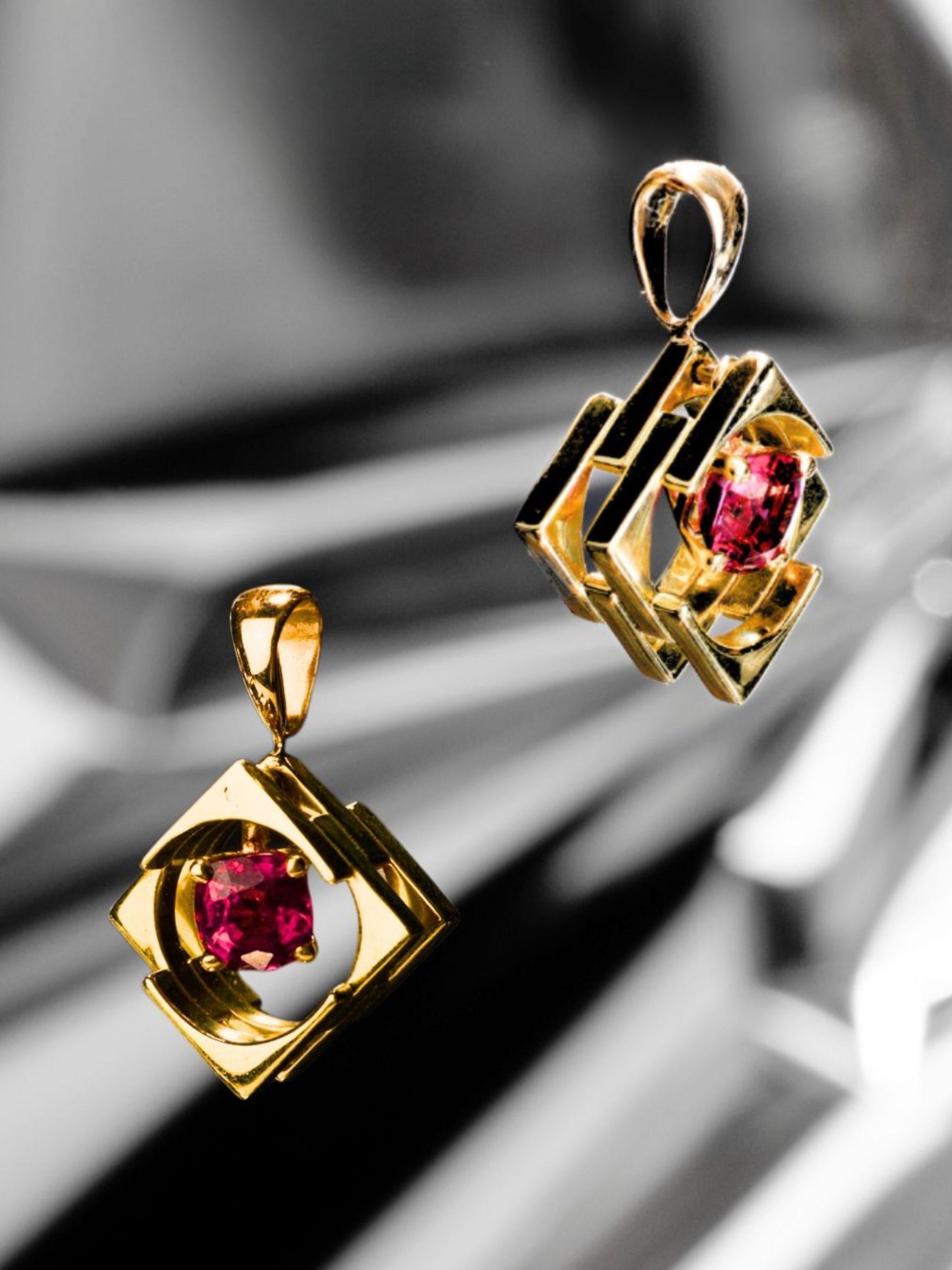 La collana con ciondolo Solstizio è un pezzo di alta gioielleria che combina una geometria senza tempo con la brillantezza di un raro spinello rosso. Realizzato a mano a New York, questo ciondolo mostra un vivido spinello non riscaldato di 1,09