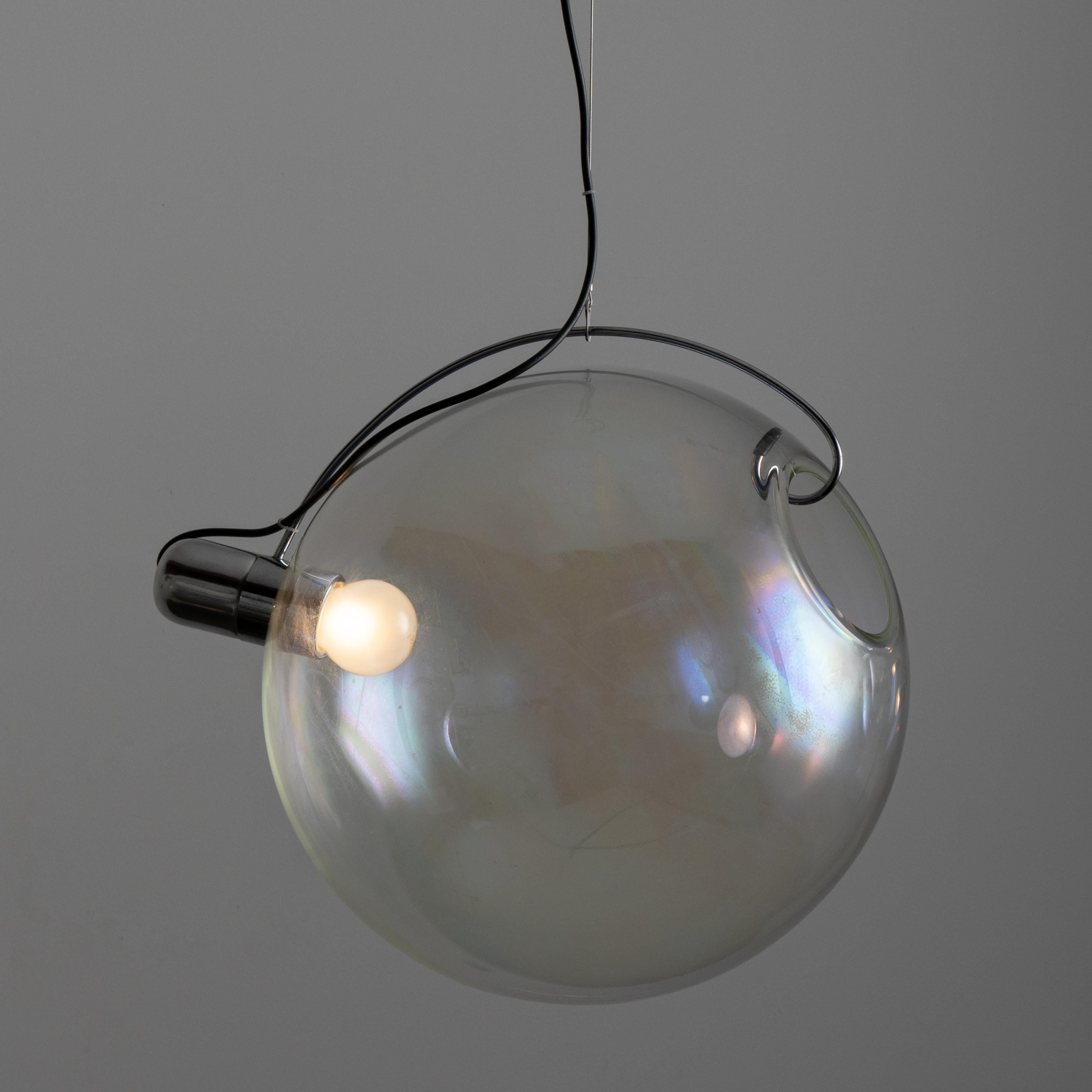 Lampes suspendues 'Sona' par Carlo Nason pour Lumenform. Conçue et fabriquée en Italie, en 1973. Ces pendentifs se composent de globes iridescents visuellement frappants et d'un système de suspension minimal. Les deux globes en verre ont une