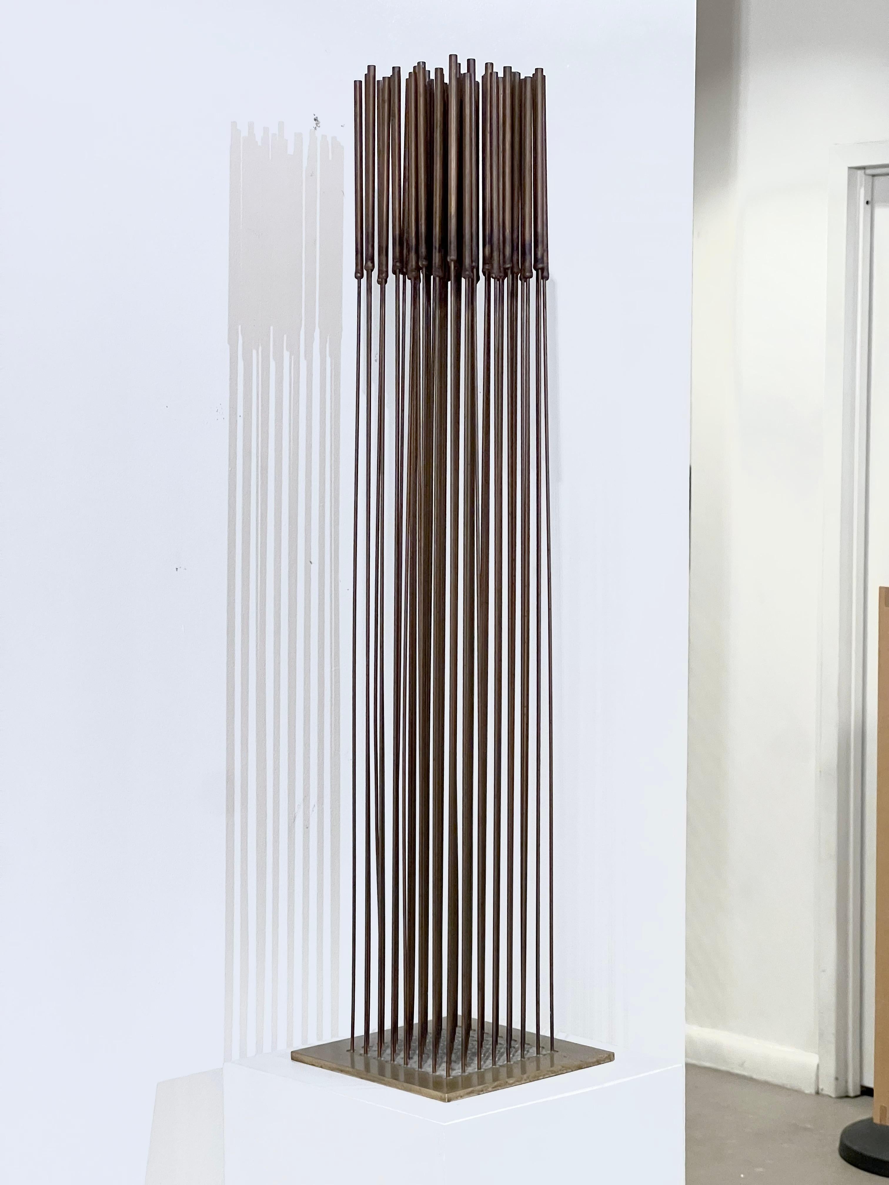 Eine Klangstäbchen-Skulptur von Harry Bertoia (1915-1978). Eine wünschenswerte Größe für die Ausstellung in der Wohnung und eine typisch wunderbare Klangqualität.