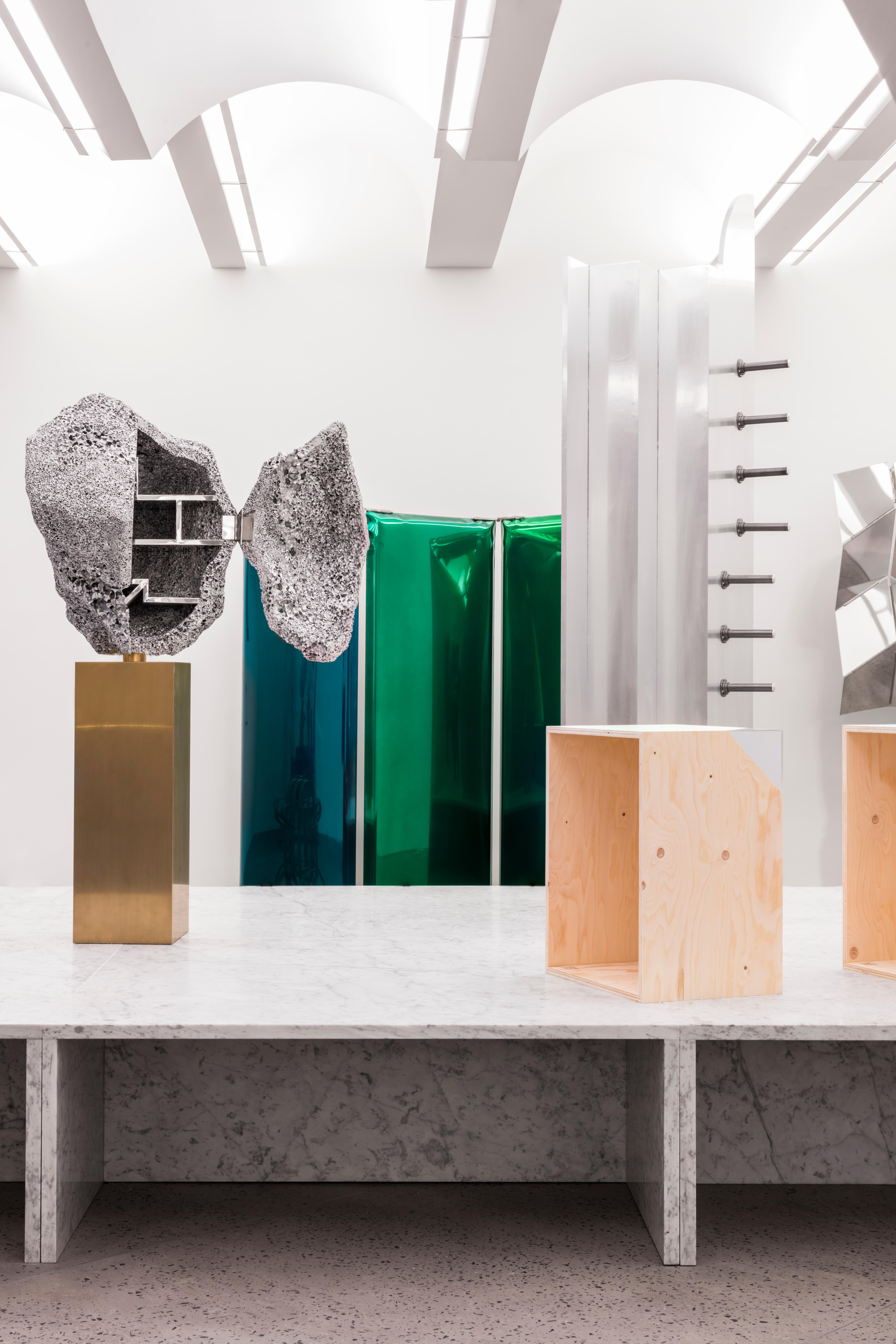 Der Spiegel Sonar Inox ist ein moderner und künstlerischer Blick auf die Frage, wie man einen Raum vorübergehend teilen oder einen neuen Raum von Grund auf neu schaffen kann. Polierter Stahl ermöglicht es, einen einzigartigen Raum voller Reflexionen