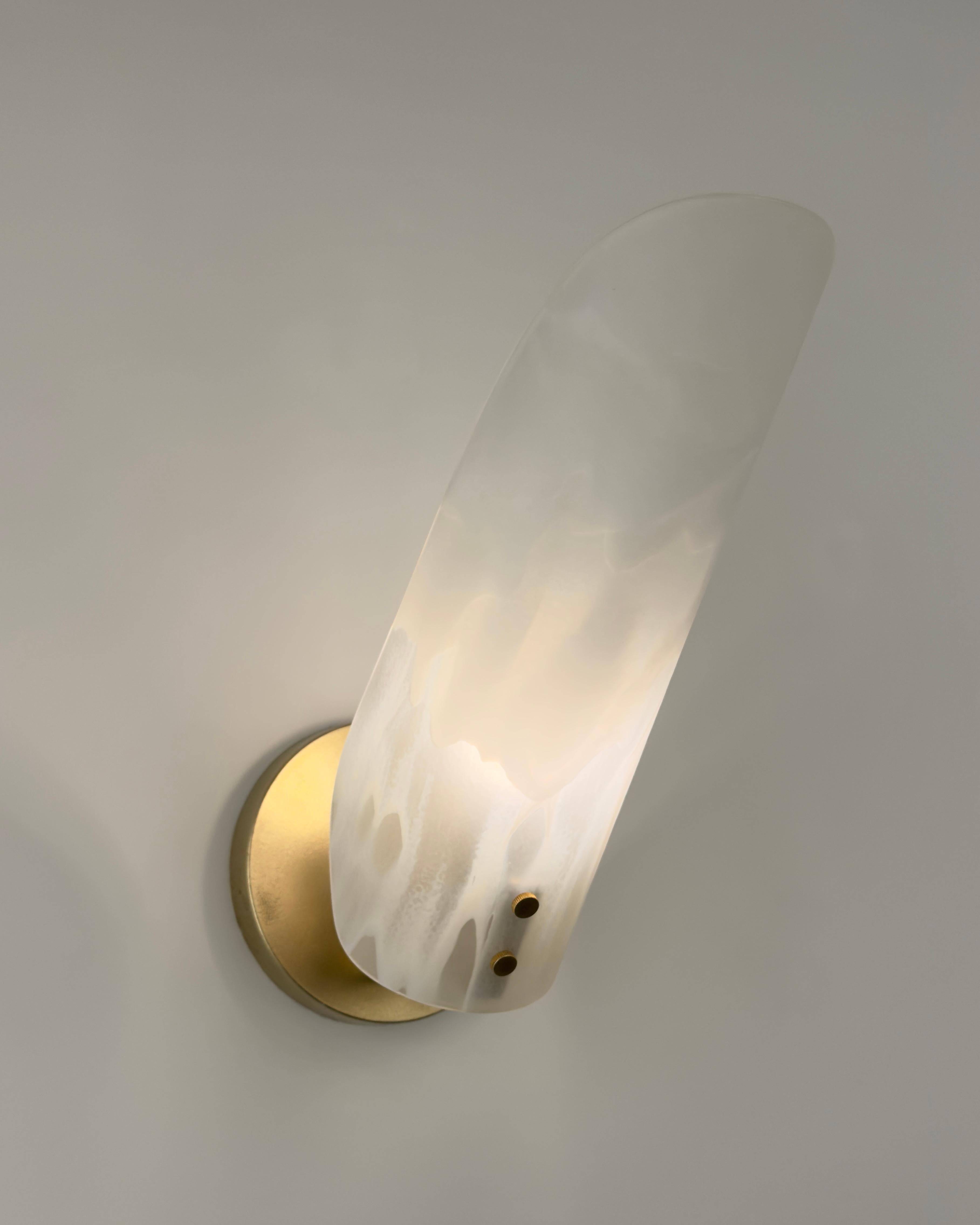 Lámpara Sonata - Aplique Moderno Ajustable de Latón Encerado, Cristal Grabado Siglo XXI y contemporáneo en venta