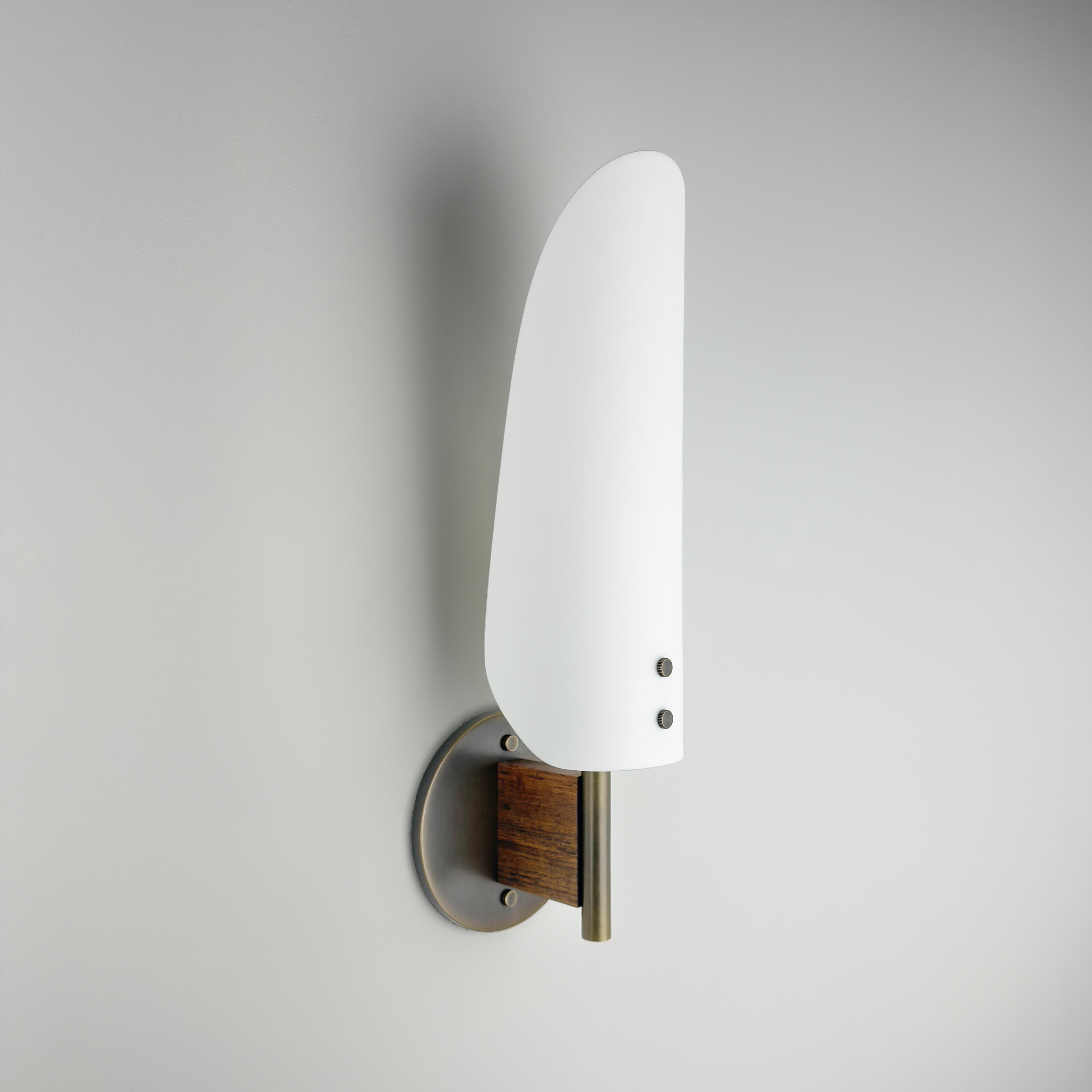 Lámpara Sonata Tipo 1 - Aplique Moderno de Metal, Cristal Grabado y Madera Moderno de mediados de siglo en venta