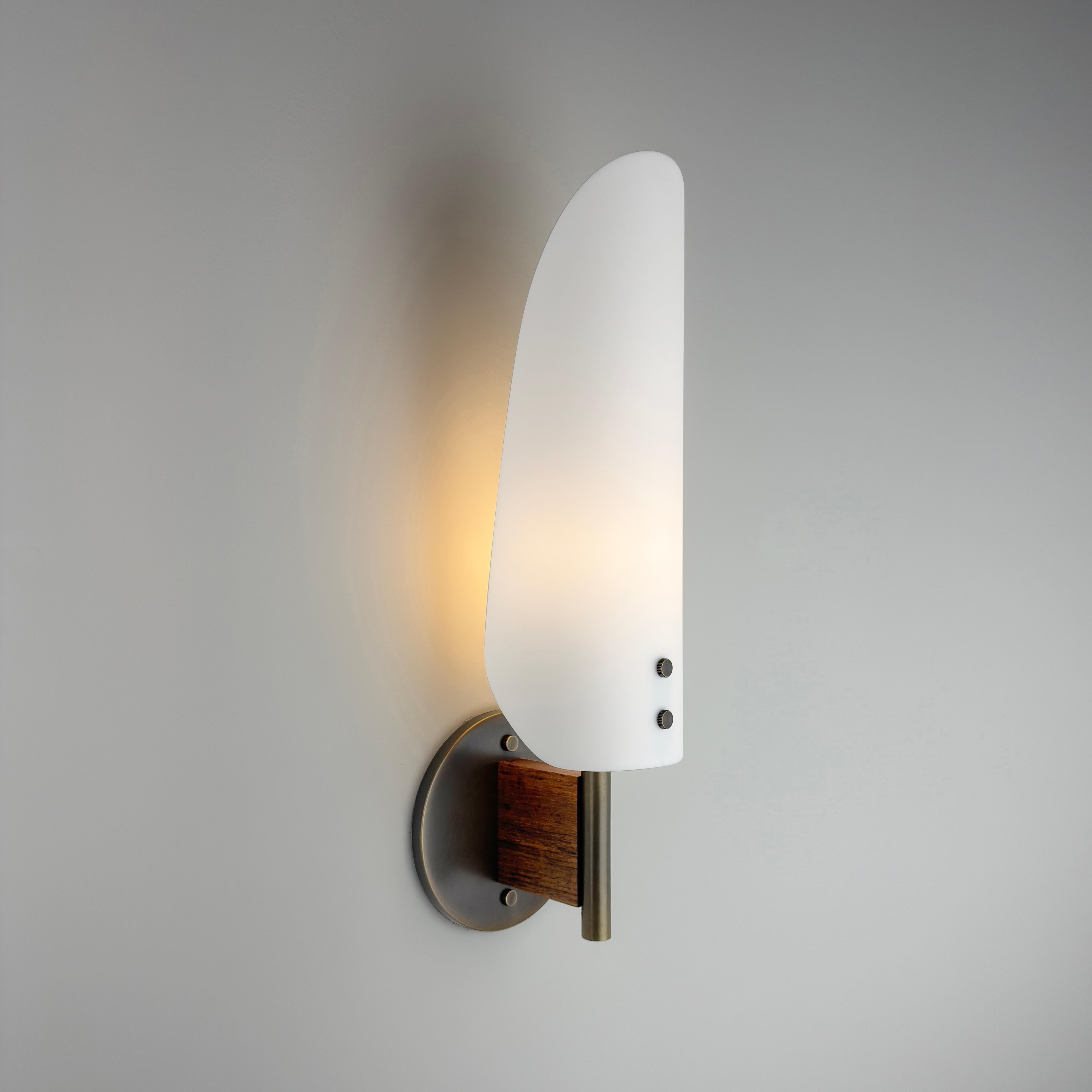 Lámpara Sonata Tipo 1 - Aplique Moderno de Metal, Cristal Grabado y Madera Estadounidense en venta