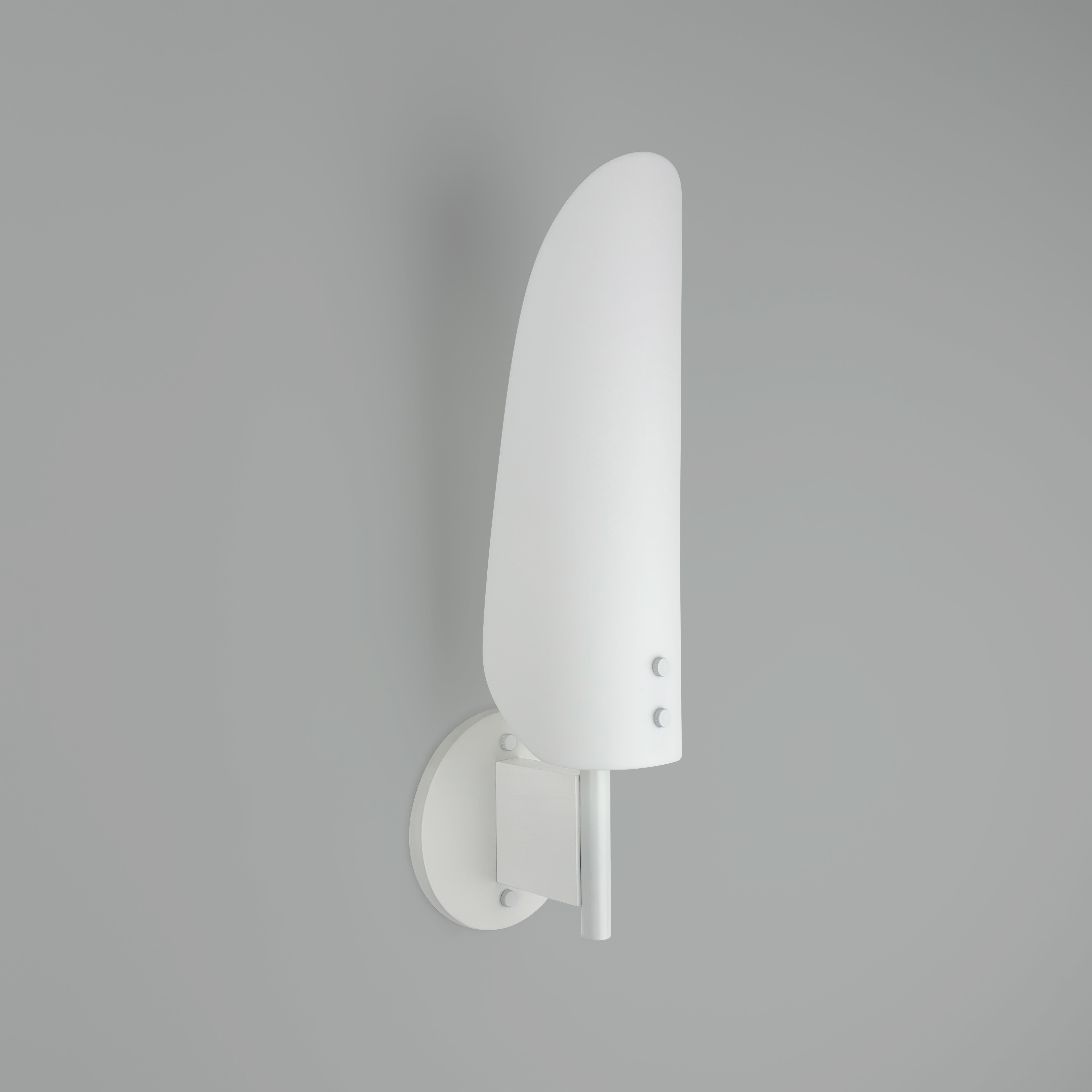 El aplique Sonata Tipo 1 es un aplique moderno hecho a mano, diseñado pensando en el diseñador de interiores exigente y el cliente residencial de alto nivel. Mostrado en pintura en polvo blanca, madera teñida de blanco y una pantalla de cristal