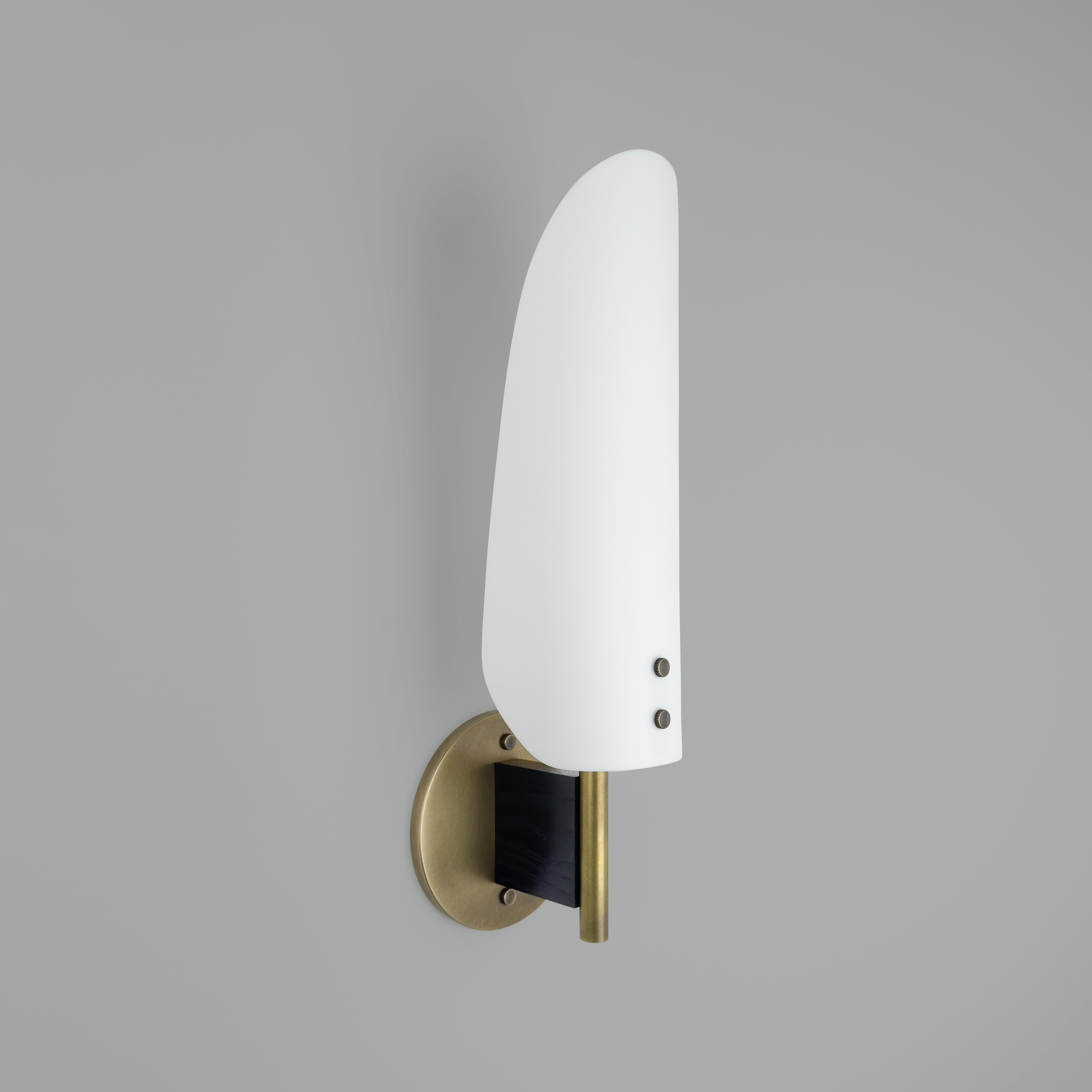 El aplique Sonata Tipo 1 es un aplique moderno hecho a mano, diseñado pensando en el diseñador de interiores exigente y el cliente residencial de alto nivel. Presentada en Bronce envejecido, madera teñida de negro y una pantalla de cristal grabado a