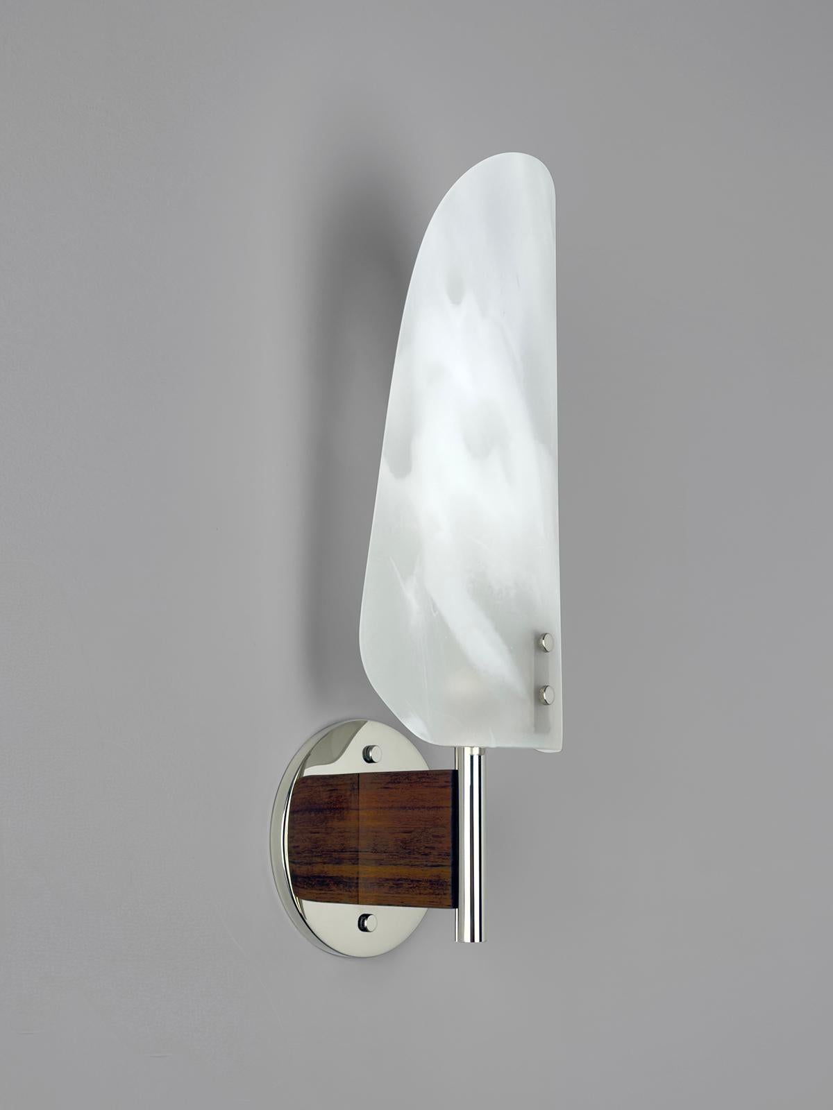 La Sonata Sconce Type 1 è un'applique moderna realizzata a mano e pensata per gli interior designer più esigenti e per i clienti residenziali di alto livello. In nichel lucido, legno Amazakoue e paralume in vetro acidato su misura (nella foto: