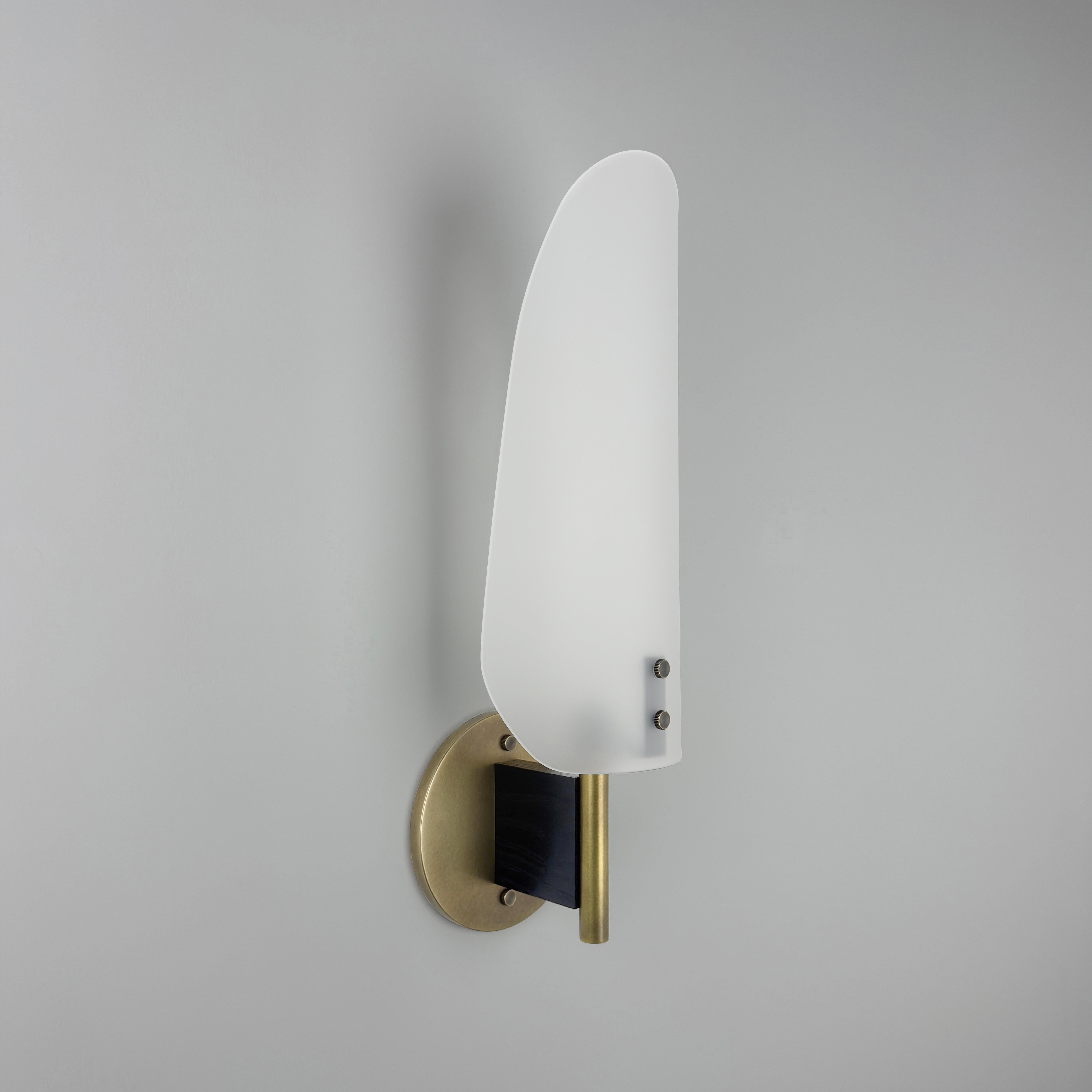 Lámpara Sonata Tipo 1 - Aplique Moderno de Metal, Cristal Grabado y Madera Moderno de mediados de siglo en venta