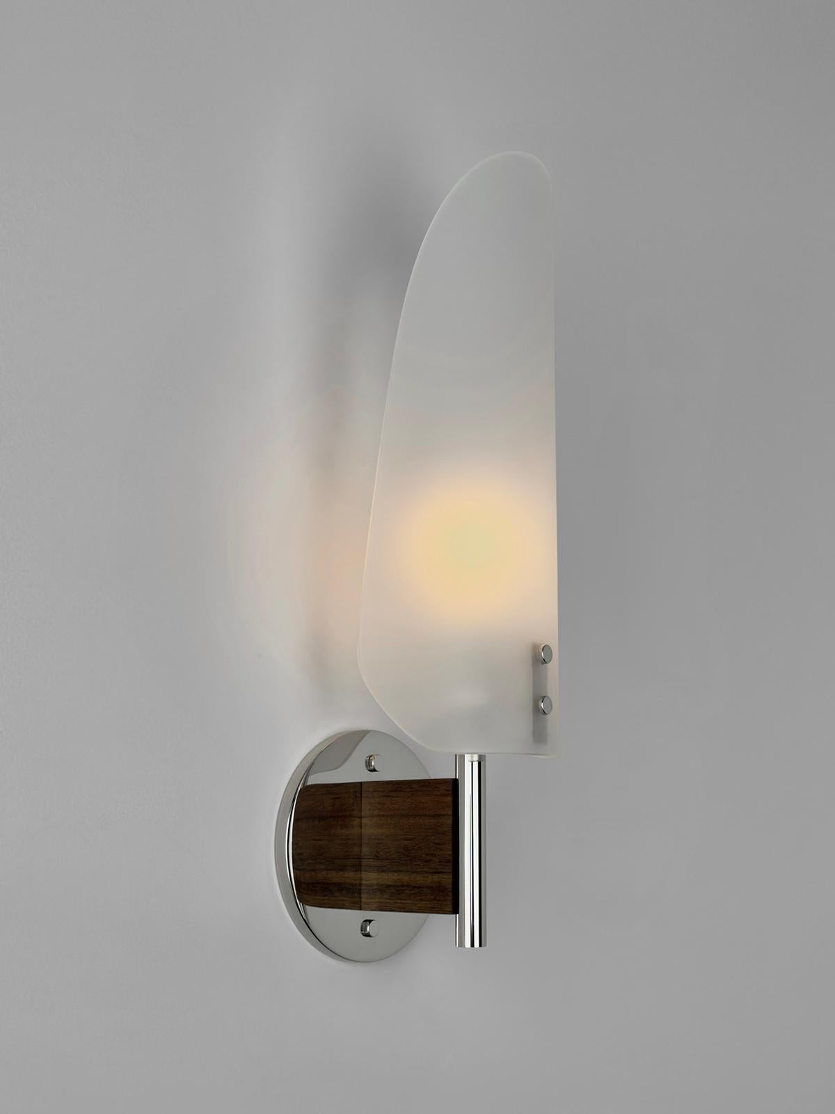 Lámpara Sonata Tipo 1 - Aplique Moderno de Metal, Cristal Grabado y Madera Moderno de mediados de siglo en venta